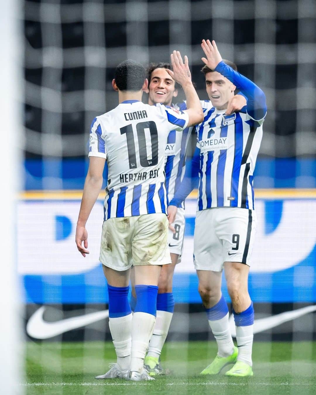 ヘルタ・ベルリンのインスタグラム：「Start your week/year right! ☕️ Kommt jut in die neue Woche, Herthanerinnen und Herthaner. 🔵⚪️ . . #MondayMotivation #HaHoHe」