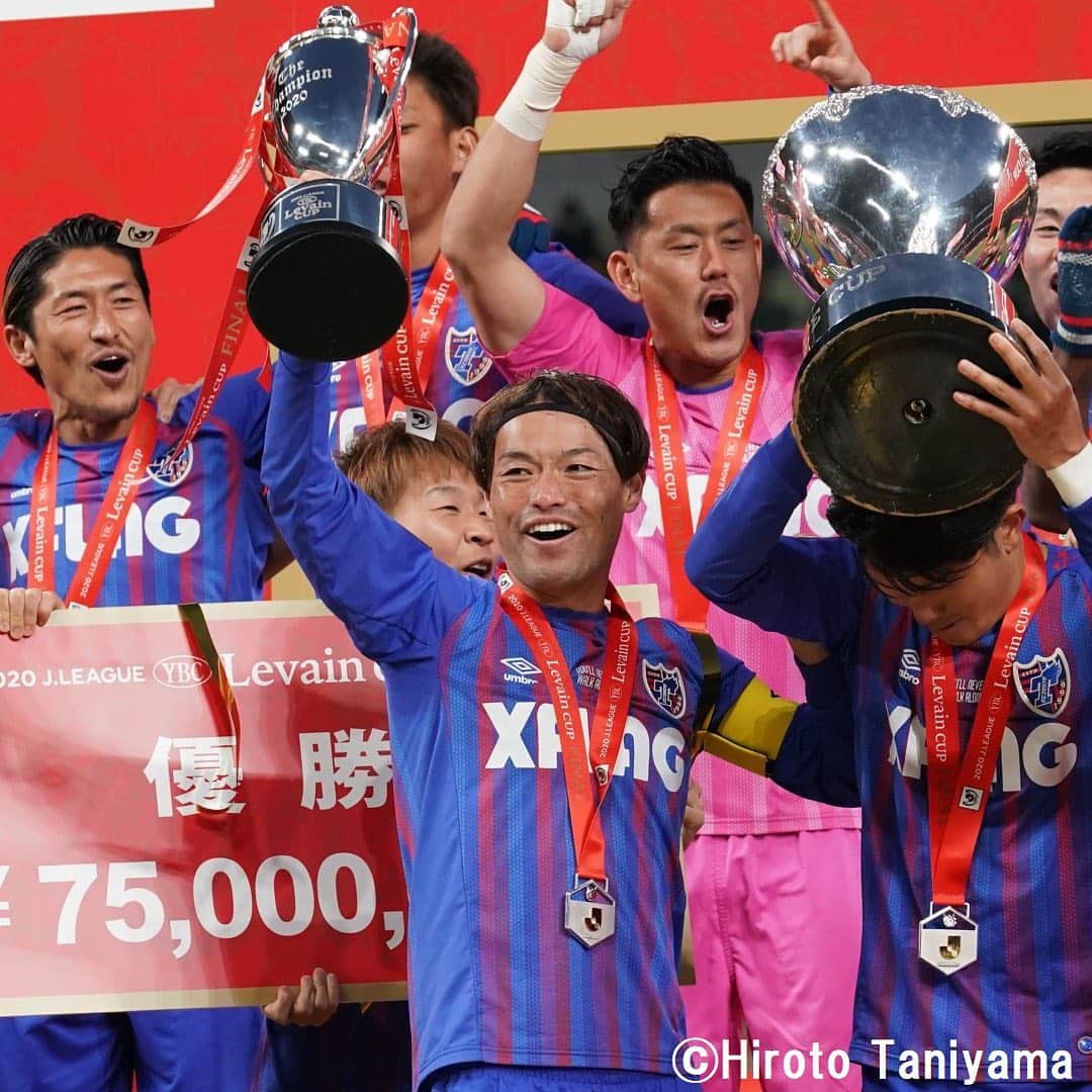 Goal Japanさんのインスタグラム写真 - (Goal JapanInstagram)「. ＼🔵 ＷＩＮＮＥＲＳ 🔴／ #FC東京 のキャプテン、#東慶悟 が高々と優勝トロフィーを掲げる！🏆 (Photo: Hiroto Taniyama) . #soccer #football #jleague #ybclevaincup #levaincup #fctokyo #tokyo #goaljleague #サッカー #フットボール #Jリーグ #JリーグYBCルヴァンカップ #YBCルヴァンカップ #ルヴァンカップ #⚽」1月4日 17時59分 - goaljapan