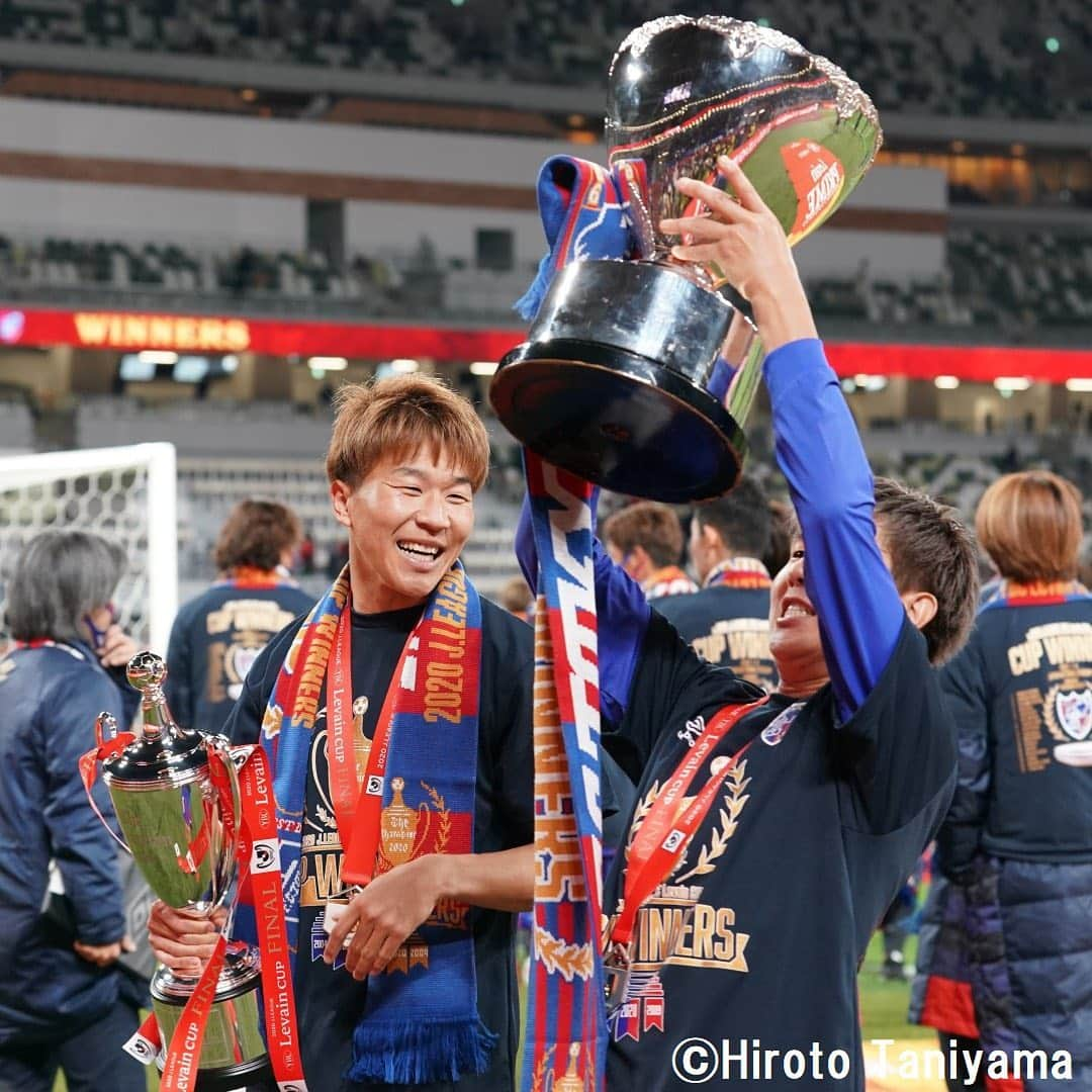 Goal Japanさんのインスタグラム写真 - (Goal JapanInstagram)「. ＼🔵 ＷＩＮＮＥＲＳ 🔴／ #FC東京 のキャプテン、#東慶悟 が高々と優勝トロフィーを掲げる！🏆 (Photo: Hiroto Taniyama) . #soccer #football #jleague #ybclevaincup #levaincup #fctokyo #tokyo #goaljleague #サッカー #フットボール #Jリーグ #JリーグYBCルヴァンカップ #YBCルヴァンカップ #ルヴァンカップ #⚽」1月4日 17時59分 - goaljapan