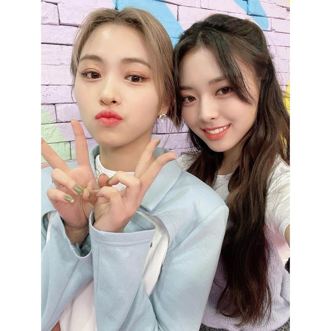 ITZYさんのインスタグラム写真 - (ITZYInstagram)「#2TZY #👩‍❤️‍👩」1月4日 18時00分 - itzy.all.in.us