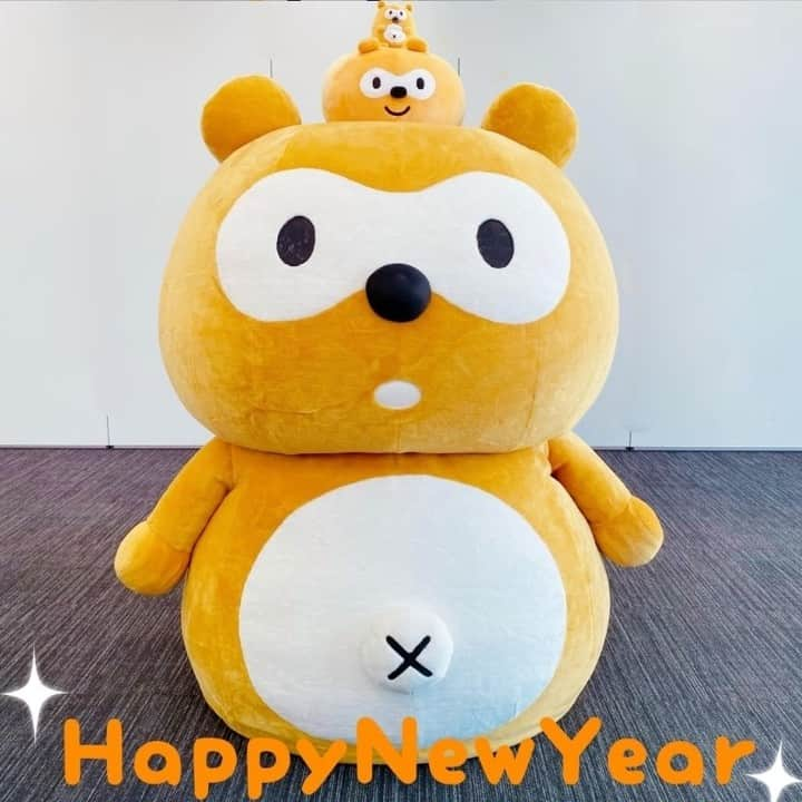 ポンタのインスタグラム：「. . じゃーーん！ . かがみもちかと思った？ . . ぼくでした～😝 . . 今年も、もっちもちなぼくたちを . . よろしくね💗 . . #ponta #ポンタ #あけおめ #ことよろ #鏡餅 #かがみもち #ぬい撮り部 #ぬい撮り #ぬいどり #ポンスタグラム #撮りポン #ぬいすたぐらむ  #ポンタのいる生活 #ポンタのいるお正月」