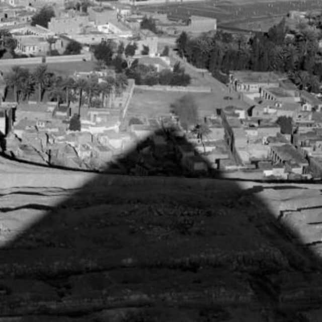 Meganさんのインスタグラム写真 - (MeganInstagram)「The shadow of Keops pyramid, Cairo, 1962. Photo by René Burri 💥⁠ .⁠ .⁠ .⁠ .⁠ #RenéBurri #pyramids #cairo #egypt #shadows」1月4日 18時01分 - zanzan_domus