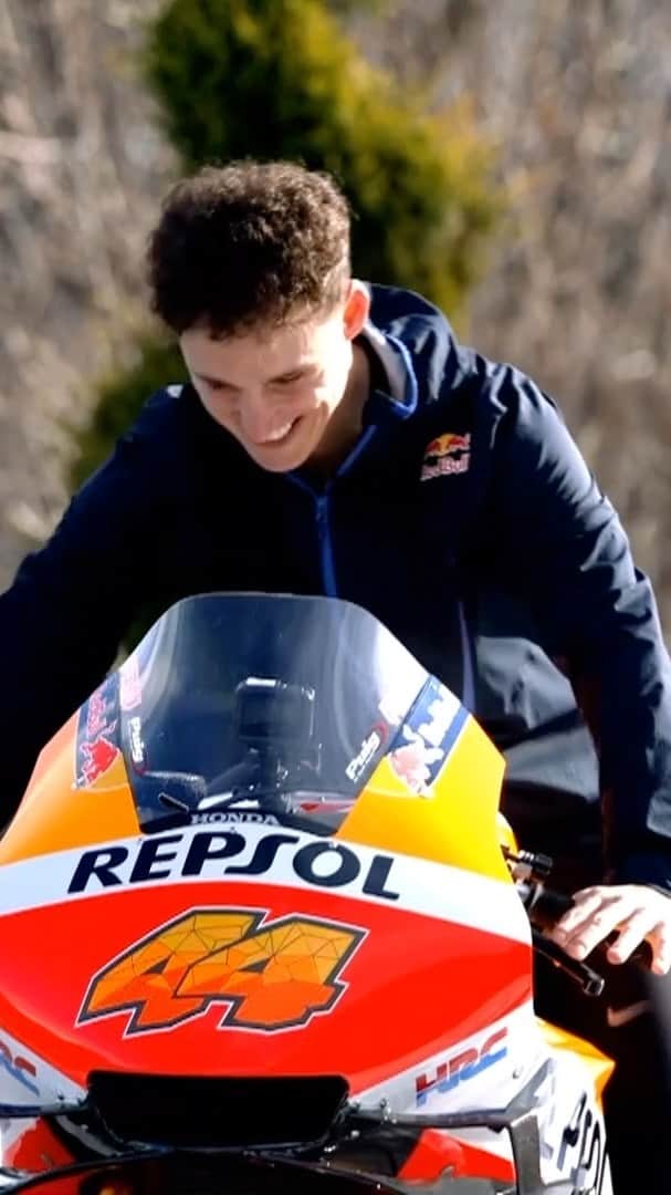 レプソル・ホンダのインスタグラム：「Meet the RC213V, @PolEspargaro.  A dream come true 🤩」