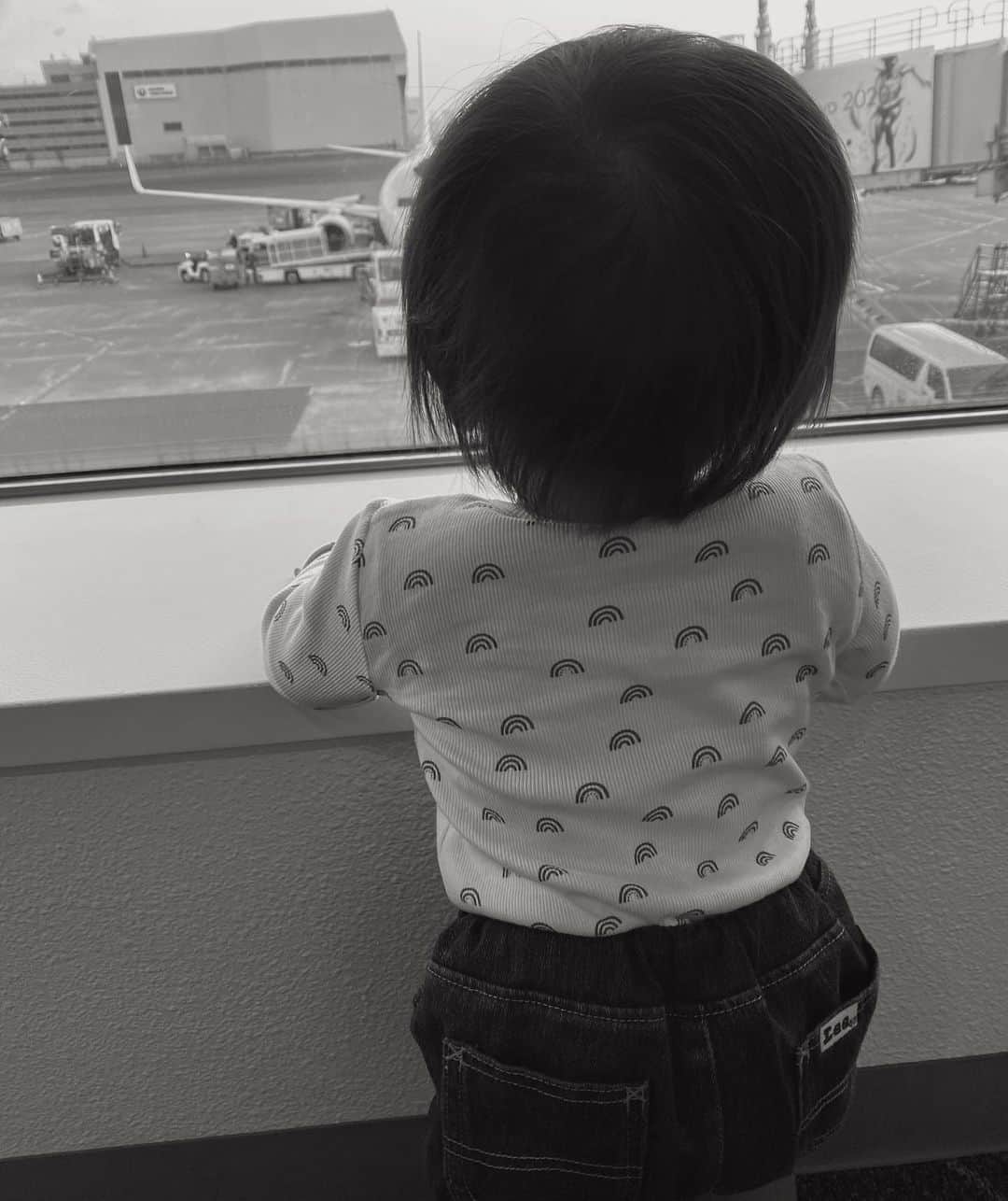 樽見麻緒のインスタグラム：「飛行機を見つめるこの後ろ姿がたまらないᗰ̤̫ 両家ともじぃじとばぁばは県外だから 飛行機乗る機会がたくさんだねܨ✈︎ ׅ #2021#airport#newyear#1yearold#1月#1歳男の子#男の子ママ#息子#成長記録#子育てぐらむ#スマイル育児#ママリ#羽田空港#1歳2ヶ月#息子コーデ」