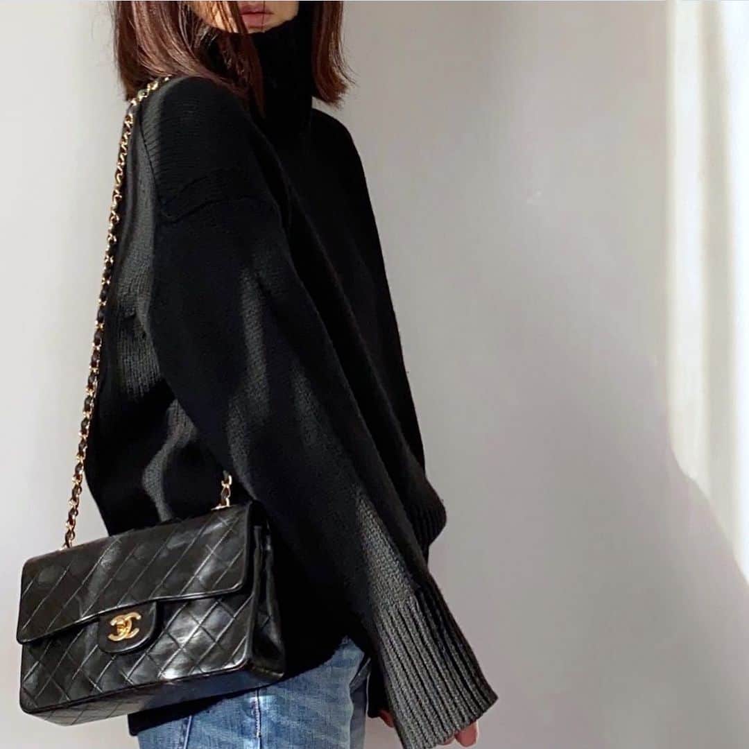 のインスタグラム：「Mᴏɴᴅᴀʏ...  スッピン、ボサ子 and...  冬は大抵こればっかり。  去年は特に、服をあまり買わなかったし。  わたし的究極コーデ。  生涯、1コーデしか着られない世界に もし生まれたとしたら、わたしはこれにする。 #どんな世界  スティーブ・ジョブスさんの 気持ちがとてもよくわかる 気がするのでした。  #galerievie#ギャルリーヴィー #レッドカードデニム#vintagechanel#おしゃれさんと繋がりたい#今日のコーデ#大人カジュアル#大人コーデ#ootd#アラフィフコーデ#jマダムのおしゃれ   風の時代。  どうオシャレを楽しもうか。」