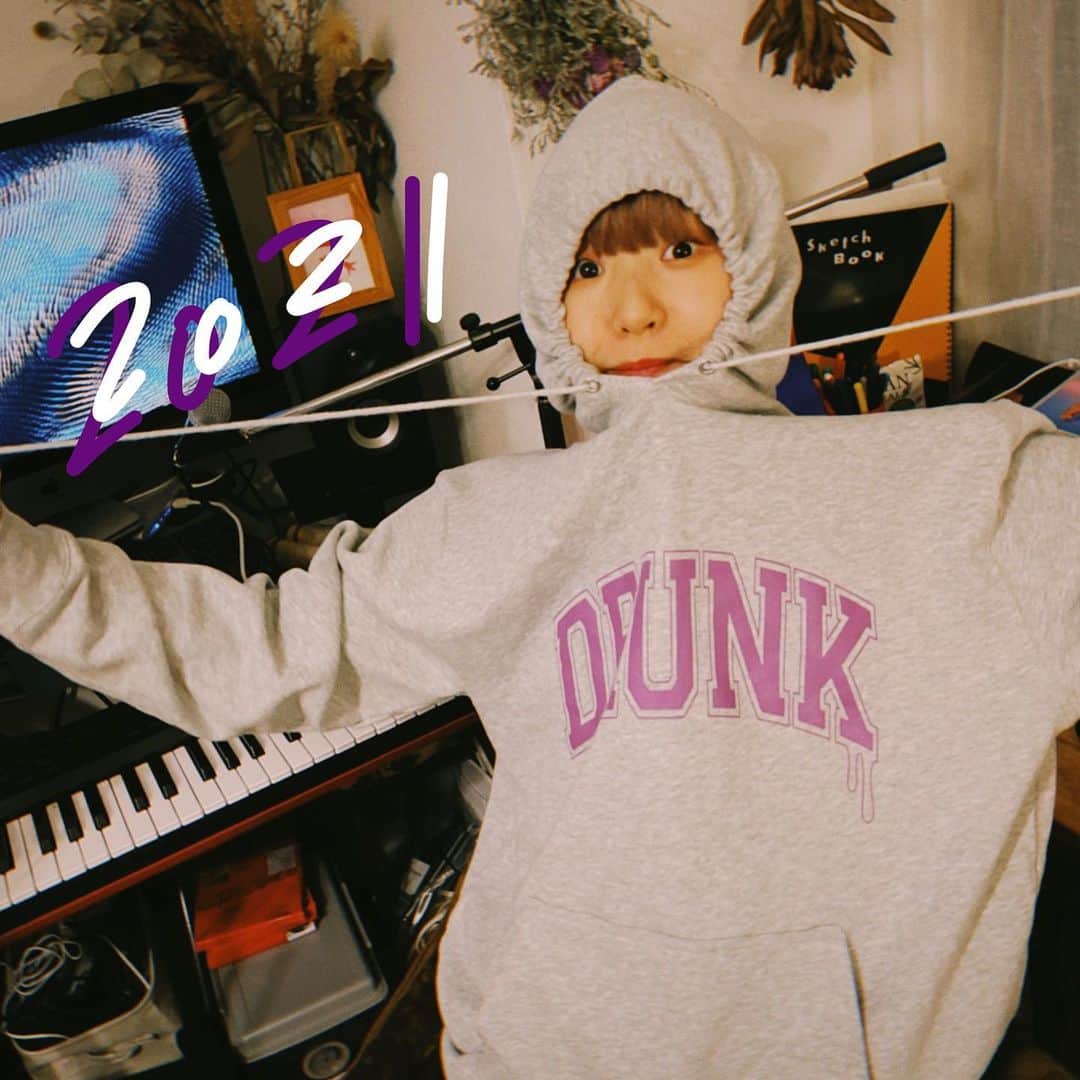 おかもとえみのインスタグラム：「2021年〜🎊あけましておめでとう！今年もよろしくねー！気付いたらもう4日！ あっという間に過ぎちゃうから一日一日を大切にしなければ🔥✨  本日はJ-WAVE🙌SONAR MUSIC(21:00-24:00)に電話生出演します☎️22時頃🐮たのしみ！是非聴いてね〜🥰」