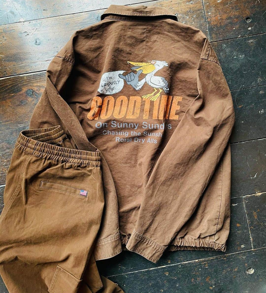 のインスタグラム：「#pocdstyle -New Arrival-  @roial_intl  👕 Woodley 🧦 Sepluveda Stocked @poc_daikanyama オーバーシルエットジャケット&カーゴパンツ ストレスフリーなサイズが履き心地抜群でめちゃくちゃ良きです👏✨ 春先にでも、インナーシャツとしてももちろん着れるので安心してください😏気づいたらこればっか着てるな〜ってなりますよ。笑 #roial #new #collection #portofcalldaikanyama #cafeandstore」