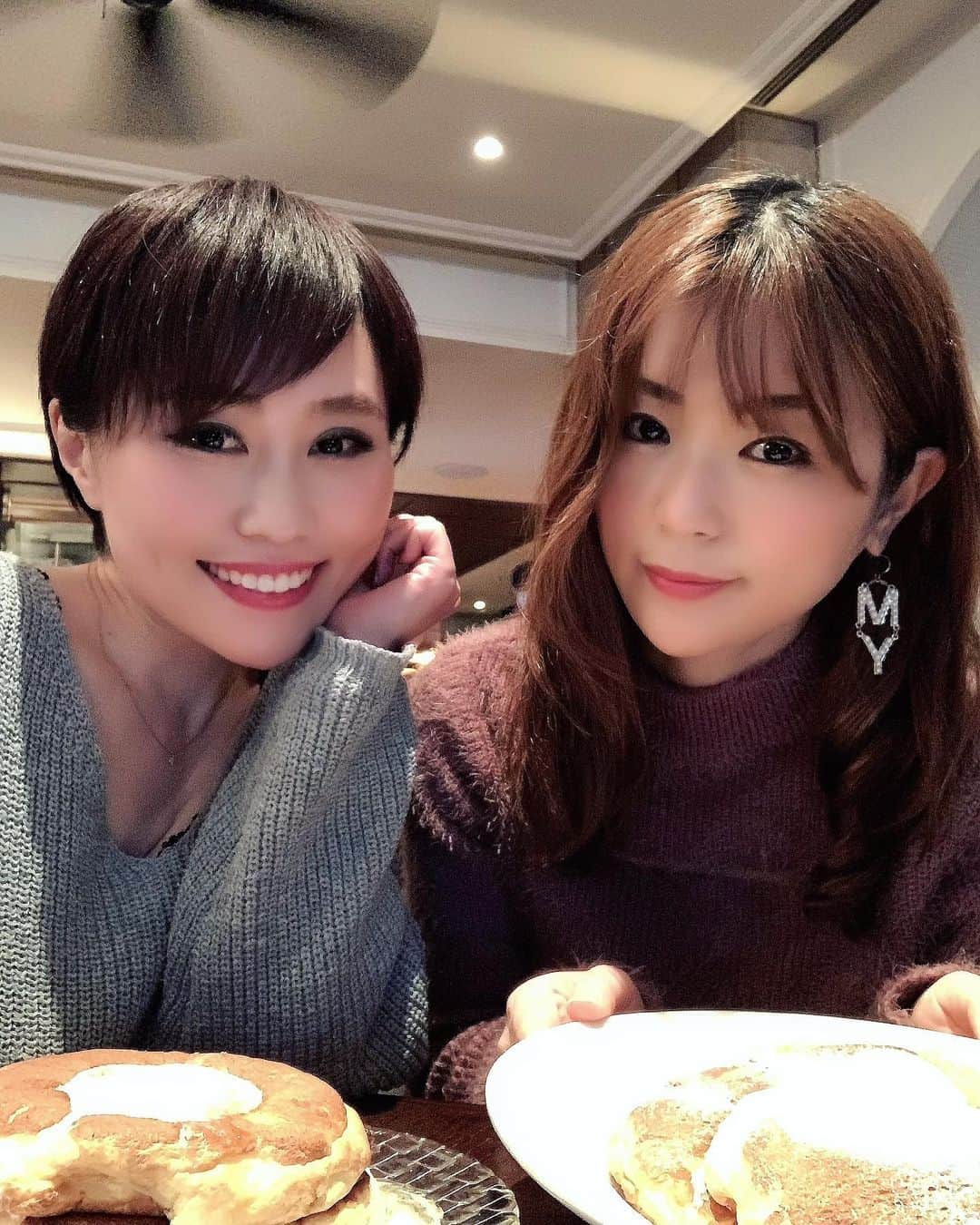 Karinのインスタグラム：「パンケーキ🥞🥞🥞 パンケーキ食べたい❤️ってことでみかこぽん @mikakoponn と行ってきました✨ここのパンケーキはフワフワだけじゃなくモチモチ感もあってめちゃ美味しかったぁ😋みかこぽんより倍の早さで食べ切りました笑 今度はバスクチーズケーキ🧀食べたいな🍰 ・ #パンケーキ #パンケーキ食べたい #有楽町 #orientalhotel」
