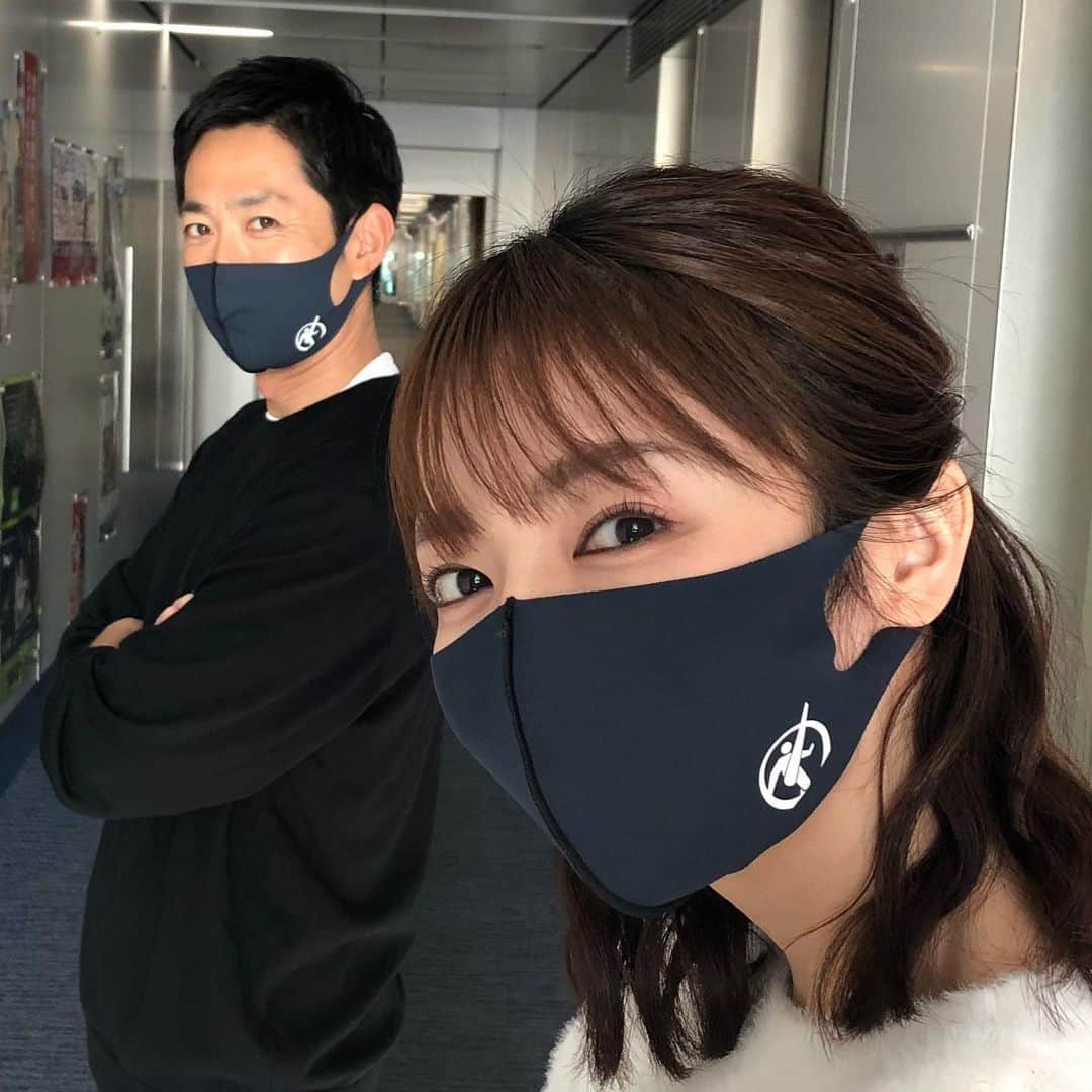 滝菜月さんのインスタグラム写真 - (滝菜月Instagram)「皆さん、あけましておめでとうございます!!﻿ ﻿ 明日は全国高校サッカー選手権準々決勝の放送があるため﻿ ヒルナンデスはお休みです。﻿ ﻿ アナウンス部に行ったら田中先輩(@tanaka_ta_ke_shi )と 高校サッカーマスク被りました☺️﻿ ２枚目は白マスクの為、﻿ カメラマンに回ることになった伊藤遼アナ📷﻿笑 (先輩が立つポジションの確認をしてます😂)﻿ ﻿ 年末年始、初戦〜3回戦目まで﻿ 私もリポートと取材で携わっていたので﻿ 明日の試合とても楽しみです⚽️﻿ ﻿ 今大会は直接対面での取材はできませんが﻿ アンケートやリモートでお話を聞く中で﻿ なかなか一緒に練習することもままならなかった今年度、﻿ “１日でも長くチームでサッカーをしたい”﻿ “サッカーができること自体が幸せ”﻿ そう口にする選手が多い様に感じます。﻿ ﻿ #高校サッカー﻿ #全国高校サッカー選手権大会」1月4日 18時07分 - taki_natsuki