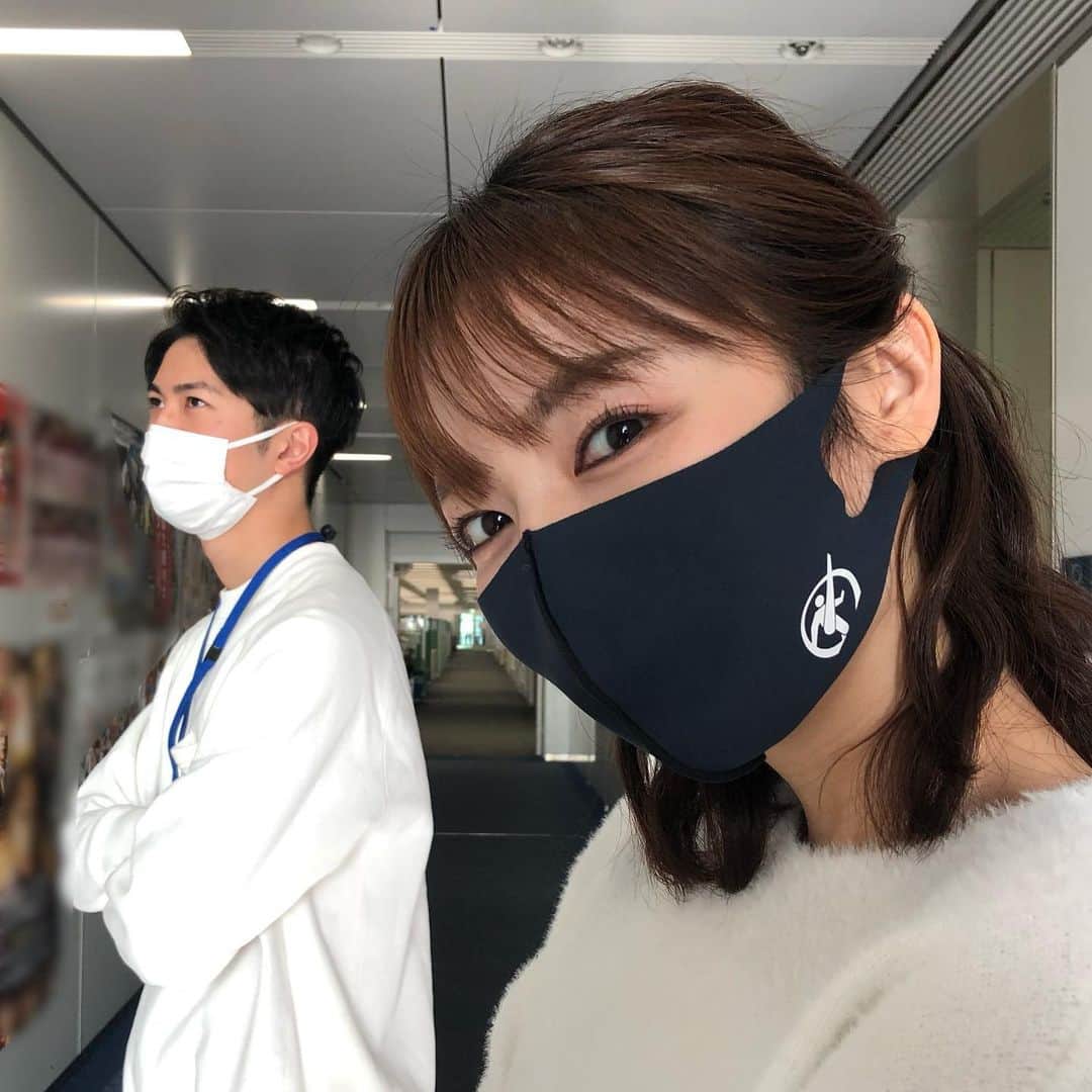 滝菜月さんのインスタグラム写真 - (滝菜月Instagram)「皆さん、あけましておめでとうございます!!﻿ ﻿ 明日は全国高校サッカー選手権準々決勝の放送があるため﻿ ヒルナンデスはお休みです。﻿ ﻿ アナウンス部に行ったら田中先輩(@tanaka_ta_ke_shi )と 高校サッカーマスク被りました☺️﻿ ２枚目は白マスクの為、﻿ カメラマンに回ることになった伊藤遼アナ📷﻿笑 (先輩が立つポジションの確認をしてます😂)﻿ ﻿ 年末年始、初戦〜3回戦目まで﻿ 私もリポートと取材で携わっていたので﻿ 明日の試合とても楽しみです⚽️﻿ ﻿ 今大会は直接対面での取材はできませんが﻿ アンケートやリモートでお話を聞く中で﻿ なかなか一緒に練習することもままならなかった今年度、﻿ “１日でも長くチームでサッカーをしたい”﻿ “サッカーができること自体が幸せ”﻿ そう口にする選手が多い様に感じます。﻿ ﻿ #高校サッカー﻿ #全国高校サッカー選手権大会」1月4日 18時07分 - taki_natsuki