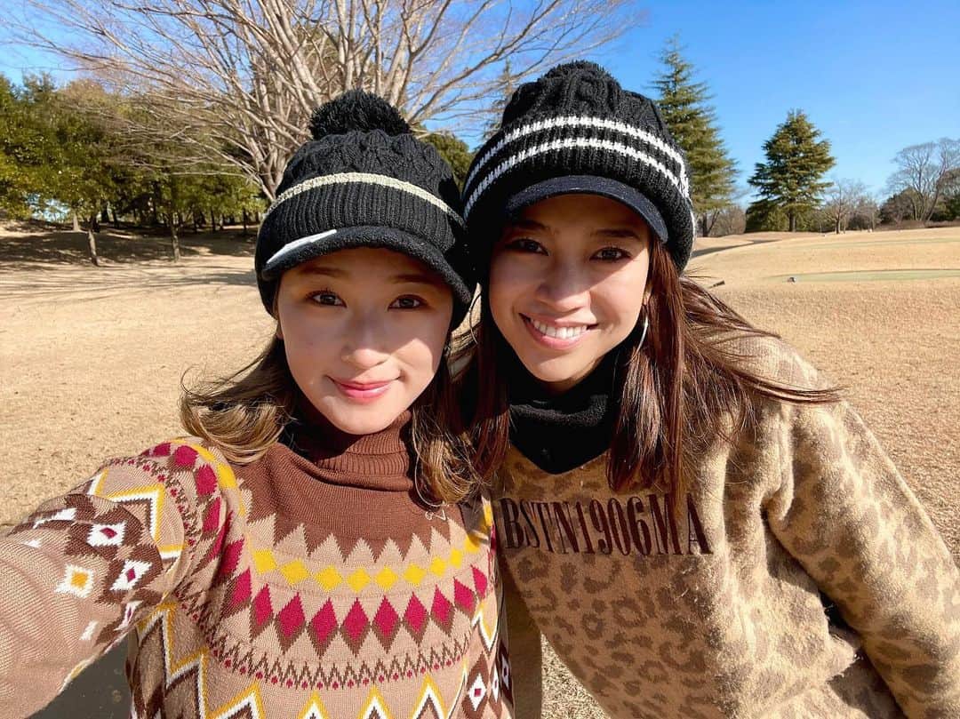 紺野ゆりのインスタグラム：「2021初打ち🌅✨ りかちゃんと♡♡ 前回は白コーデかぶって今回は茶コーデが被るという🥰 打ち合わせなしで息ぴったり😘 今回も寒くなくてラッキー♫ 最近は白でまわるようにしてるけどなかなかパーオンしない☹️ 今日は99でした！ 今年は白で90切り目標にがんばろ！  #yurigolf🦋 #golf#golfswing#ゴルフ#ゴルフ女子#冬ゴルフ#ゴルフスイング#golfstagram」