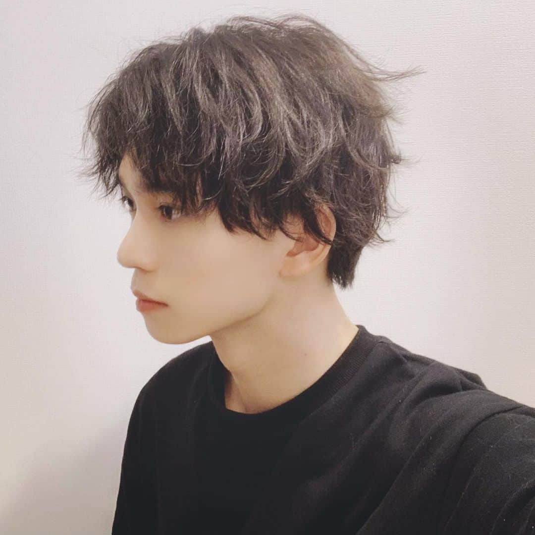 のインスタグラム：「BSフジ『RUNWAY〜トウキョウ ヘアアレンジ〜』  正月からお茶の間でのご視聴  誠に有難う御座いました！  テレビ出演はいつまで経っても嬉しいね！  喜んで頂けるように今年も邁進  致します！  こちらの写真はその時の  オフショットです！  お納め下さい！  【どんな時でも心から皆を幸せに】  木津つばさ  #theBLEU」