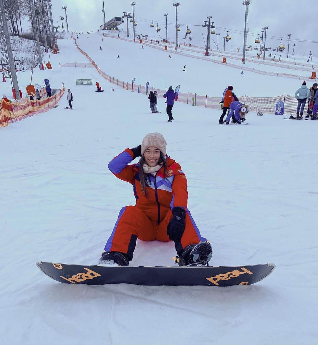 エレーナ・エレミナのインスタグラム：「Последний раз каталась на сноуборде 5 лет назад. И вот снова захотелось 🏂🤍 Только положительные эмоции, надо чаще приезжать кататься .」