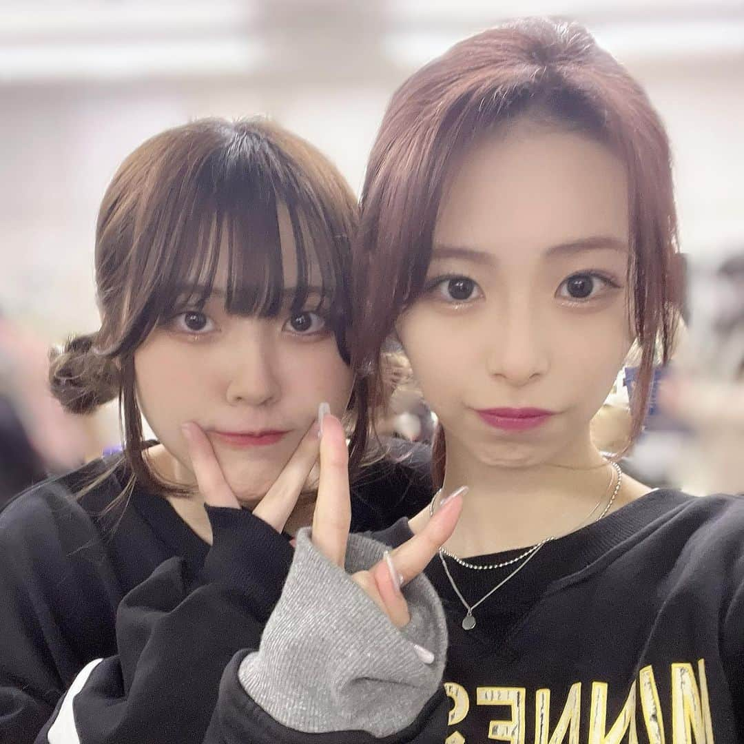 川崎ひかるのインスタグラム：「✌🏻✌🏻💖 . こまると写真撮りました🧏🏻‍♀️ @komaru_dayo . われプワのブルー担当なの💙 この三白眼が好きなのよ👀💕💕 . あ、ちなみに１つ前の投稿の 鬼滅の刃の蜜璃ちゃんコスプレは こまるが貸してくれました☺️☺️ . .」