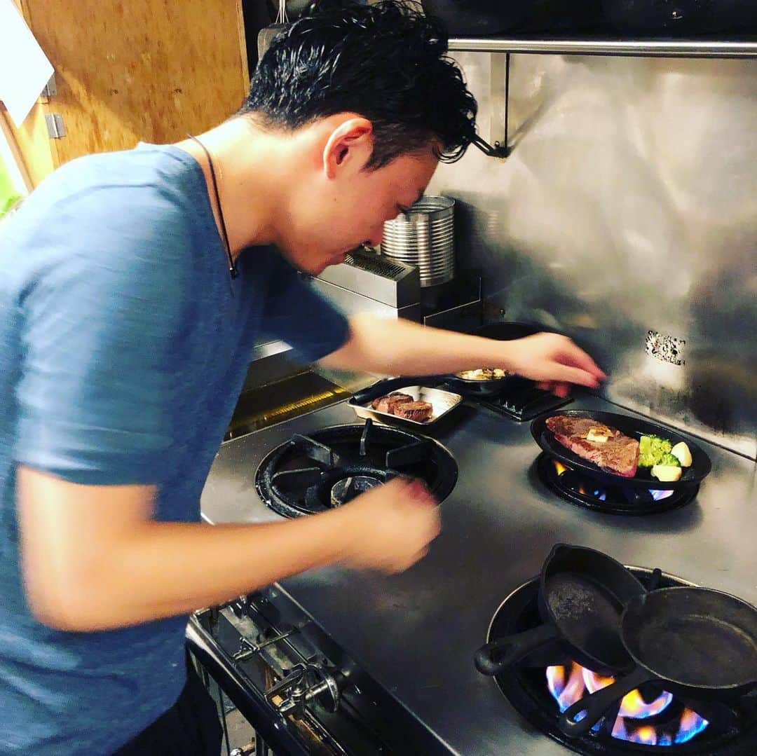 肉バルGRILL恵比寿屋さんのインスタグラム写真 - (肉バルGRILL恵比寿屋Instagram)「本日1/4より営業再開です♪ 本年も変わらぬご愛顧をよろしくお願い致します♪ #国分寺 #肉バル #チーズフォンデュ #恵比寿屋グリル #国分寺ごはん #肉 # 鍋 #出前館 #ubereats #新年 #辛丑年 #焼肉 #チーズ #デート #コロナに負けるな #テイクアウト #デリバリー #コロナ対策 #コロナウイルスが早く終息しますように #カメラでも捉えきれない #シェフの早業 #よくこぼさないな」1月4日 18時17分 - grillebisuya_kokubunji