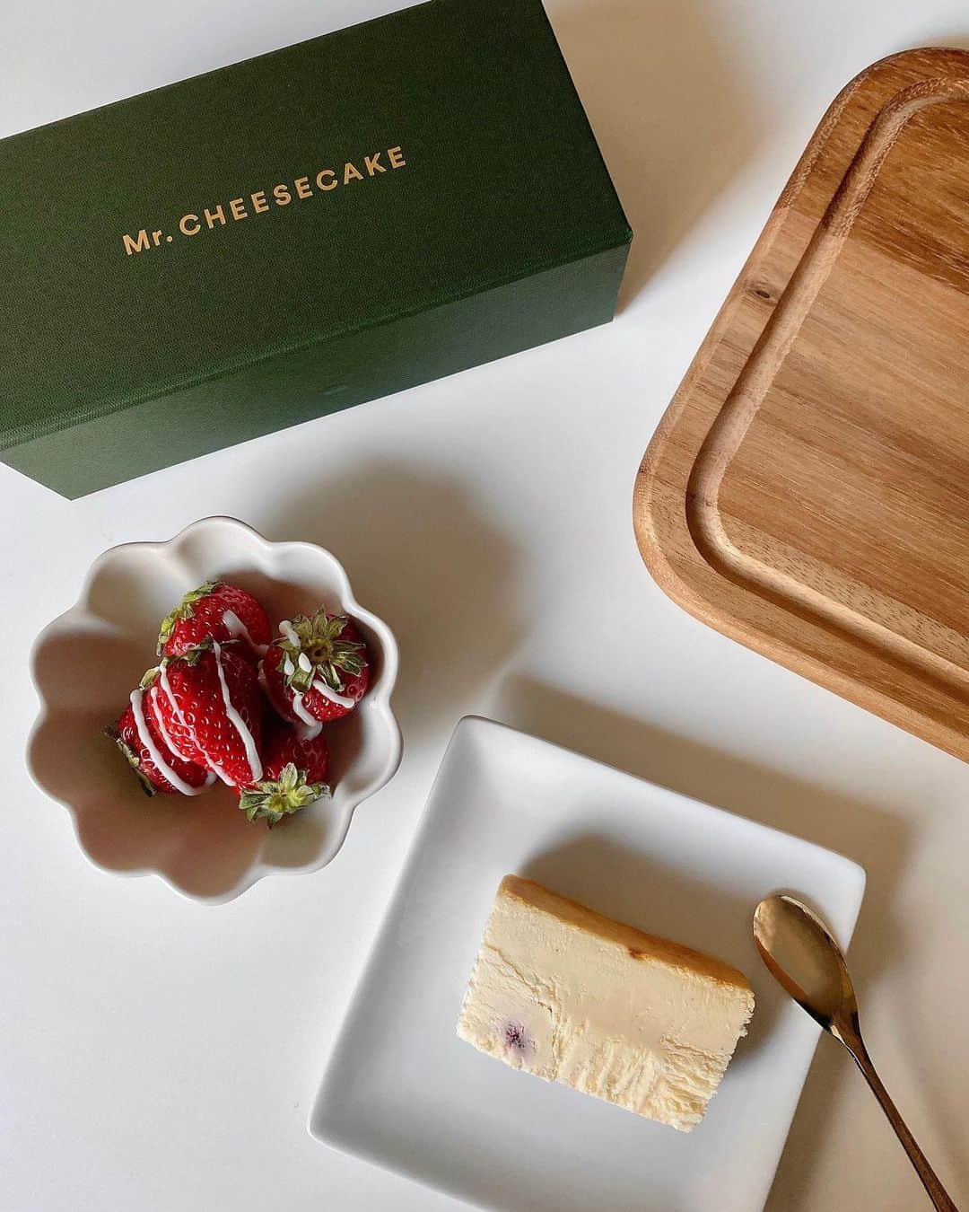 倉園由菜のインスタグラム：「Mr. CHEESECAKE Lychee milk Strawberry  @mr.cheesecake.tokyo の クリスマス限定フレーバー🍓 冷凍保存しておいてお正月に食べました♡  定番化してほしいくらい美味しかった。  #mrcheesecake #ミスターチーズケーキ #ミスチ #お取り寄せグルメ #チーズケーキ #チーズケーキ専門店」