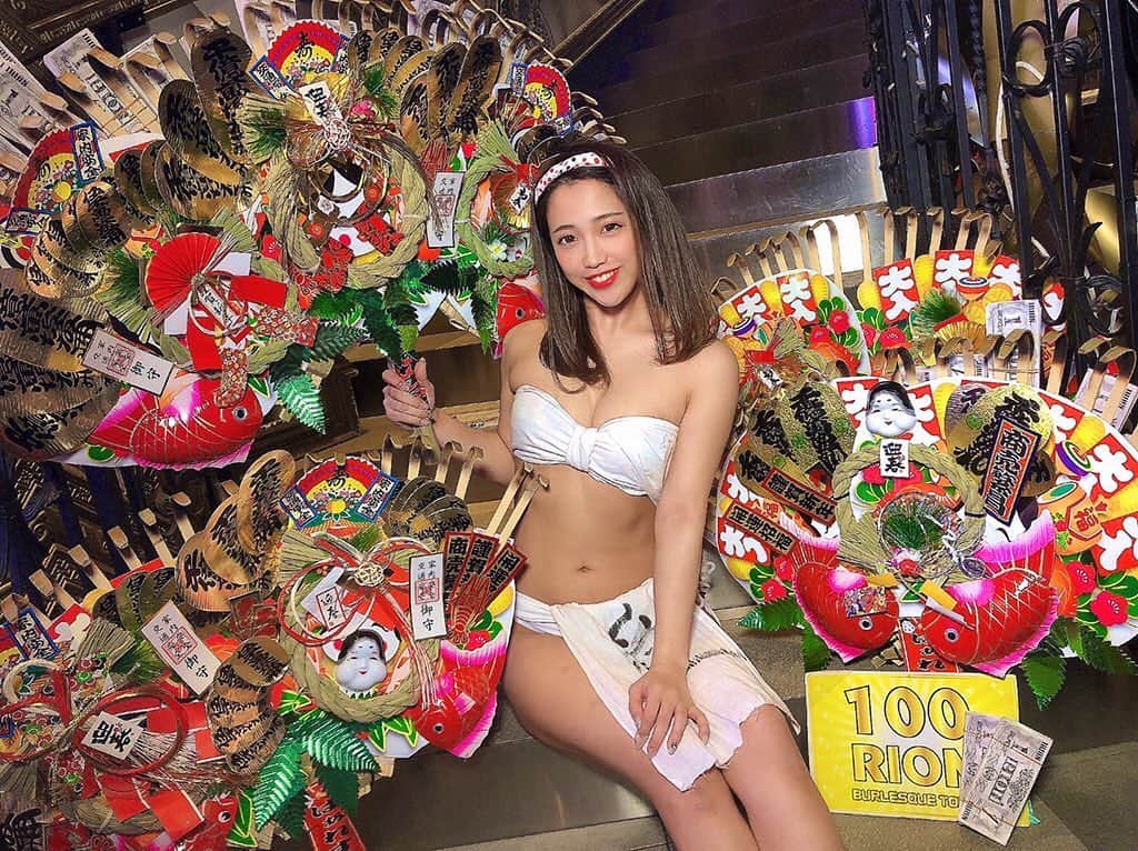 のえるのインスタグラム：「. 新年早々幸せすぎます。 ありがとうございます😢🤍 . ２０２１年もみんなに楽しんでもらえるように 一生懸命頑張ります！！！ 笑顔たくさんの1年にしようね☺️💓 . . . #バーレスク東京 #正月 #新年 #2021 #熊手 #三が日 #褌 #ふんどし #商売繁盛 #かわいい女の子 #japan #japanesegirl #むちむちボディ #キラキラ女子 #骨格ストレート #愛 #travisjapan #大熊手刻 #映え #めでたい」