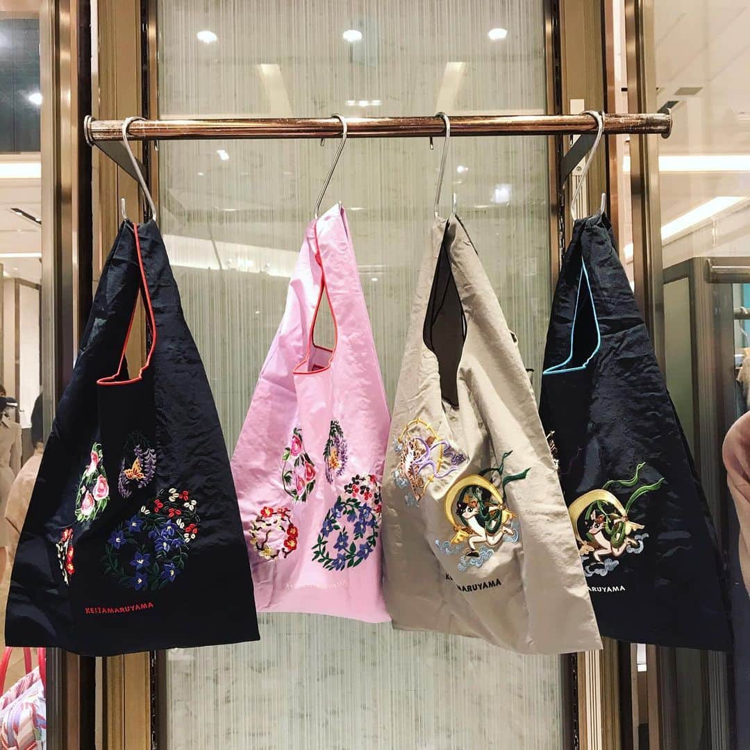 のインスタグラム：「新年明けましておめでとうございます﻿ ﻿ KEITA MARUYAMA人気のECOBAGついに新作登場です！どちらも新春を感じさせるジャポニズムな図柄。﻿華々しく、本日より銀座三越にて先行販売開始です。 ﻿ 花紋刺繍のエコバッグは90年代のコレクションより着物風コートの刺繍から柄をピックアップ。黒もピンクもそれぞれお着物にも合いそうです。﻿ ✔︎花紋エコバッグ﻿ ¥5000＋tax﻿ ﻿ 守神の風神雷神は丸山敬太の縁起物市にちなんで。KEITA MARUYAMAらしく、おそろしい神さまたちが擬猫化してファニーでキッチュなテイストに。カーキのボディが新鮮です。カジュアルなお洋服にぴったりです。﻿ ✔︎風神雷神エコバッグ﻿ ¥5000＋tax﻿ ﻿ 丸山敬太の縁起物市﻿ 1/2〜1/12﻿ 銀座三越1階:イベントスペース﻿ ﻿ ﻿ ﻿ #keitamaruyama」