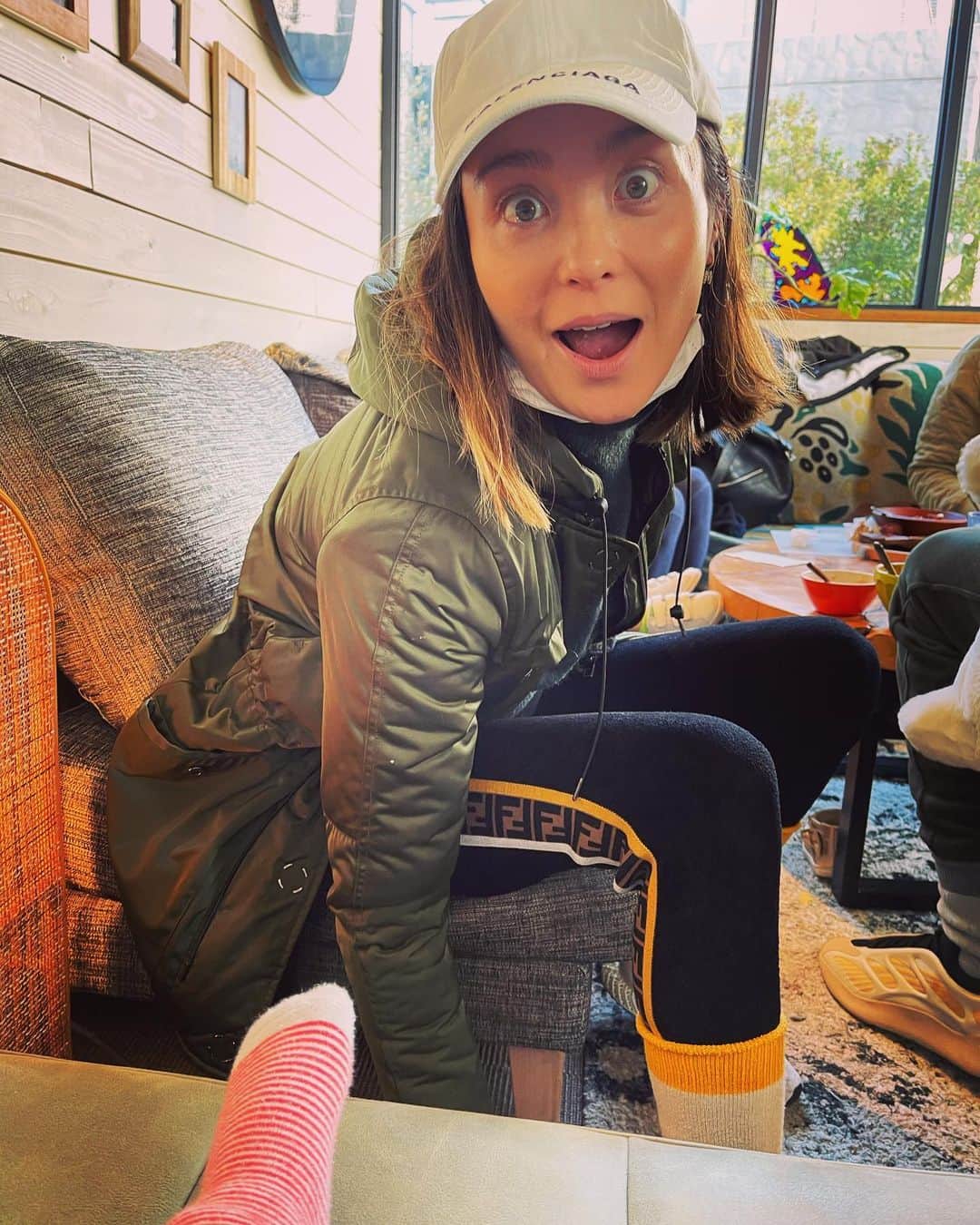 エミ・マイヤーのインスタグラム：「As captured by my daughter 📸 It takes up camera roll but very cool to see through her eyes 🙌 👟 娘が写真を撮るようになって、彼女の視線から自分かつ世界が見れて面白いです」
