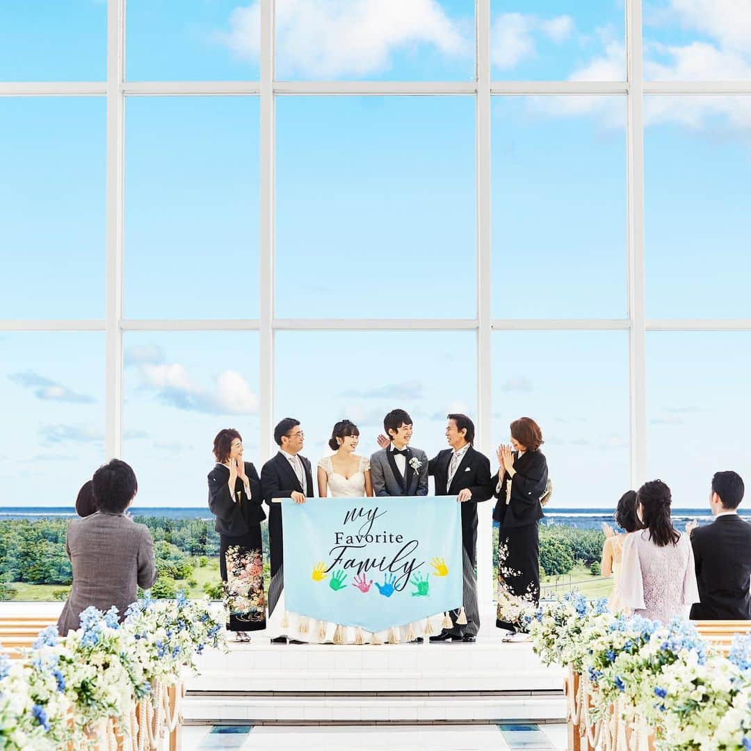楽婚【公式】Instagramさんのインスタグラム写真 - (楽婚【公式】InstagramInstagram)「. ♡まるで空の上での結婚式  豪華客船の船首をイメージした「天空のチャペル」。 青い空がガラスいっぱいに広がり 開放感あふれる人気のチャペルです。  会場：#アートグレイス ウエディングコースト  @rakukon をフォローして 『#楽婚』をつけて、 お写真の投稿大歓迎♡ 公式IGでリグラムされるかも！？  Webでご予約はTOPのURLより♡ ⇒@rakukon . #楽婚 #rakukon #ベストアニバーサリー  #ベストブライダル #wedding #ウェディング #フォトウェディング #プレ花嫁  #日本中のプレ花嫁さんと繋がりたい #花嫁 #卒花嫁#2021年冬婚 #2021年春婚 #2021年夏婚 #式場探し#ナチュラルウェディング #結婚式準備 #結婚式場#weddingdress #ウェディングドレス#チャペル#挙式#挙式演出#ファミリーウェディング  #前撮り#会場装飾 #オリジナルウェディング#挙式会場#フラワーシャワー」1月4日 18時27分 - rakukon