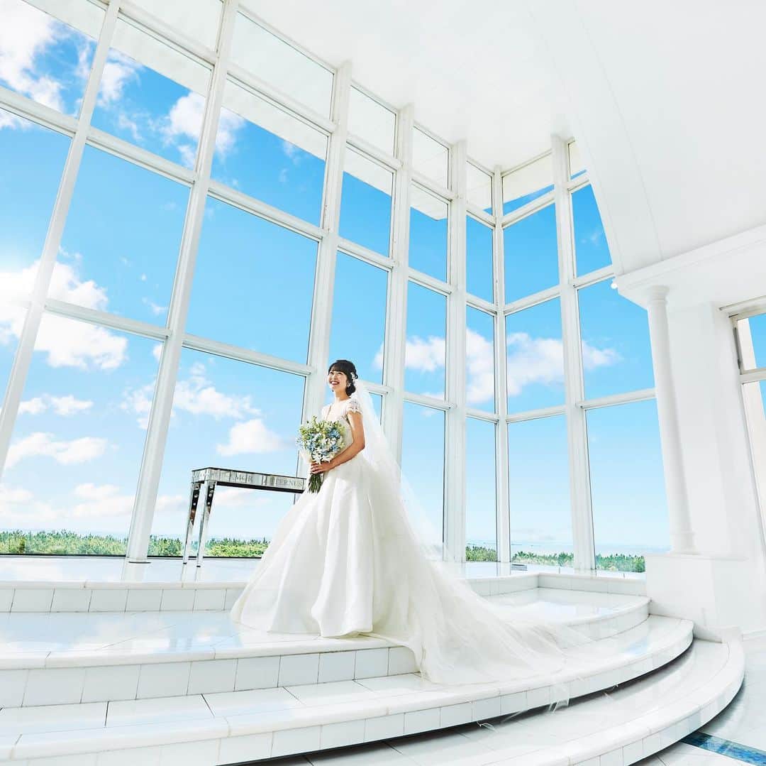 楽婚【公式】Instagramさんのインスタグラム写真 - (楽婚【公式】InstagramInstagram)「. ♡まるで空の上での結婚式  豪華客船の船首をイメージした「天空のチャペル」。 青い空がガラスいっぱいに広がり 開放感あふれる人気のチャペルです。  会場：#アートグレイス ウエディングコースト  @rakukon をフォローして 『#楽婚』をつけて、 お写真の投稿大歓迎♡ 公式IGでリグラムされるかも！？  Webでご予約はTOPのURLより♡ ⇒@rakukon . #楽婚 #rakukon #ベストアニバーサリー  #ベストブライダル #wedding #ウェディング #フォトウェディング #プレ花嫁  #日本中のプレ花嫁さんと繋がりたい #花嫁 #卒花嫁#2021年冬婚 #2021年春婚 #2021年夏婚 #式場探し#ナチュラルウェディング #結婚式準備 #結婚式場#weddingdress #ウェディングドレス#チャペル#挙式#挙式演出#ファミリーウェディング  #前撮り#会場装飾 #オリジナルウェディング#挙式会場#フラワーシャワー」1月4日 18時27分 - rakukon