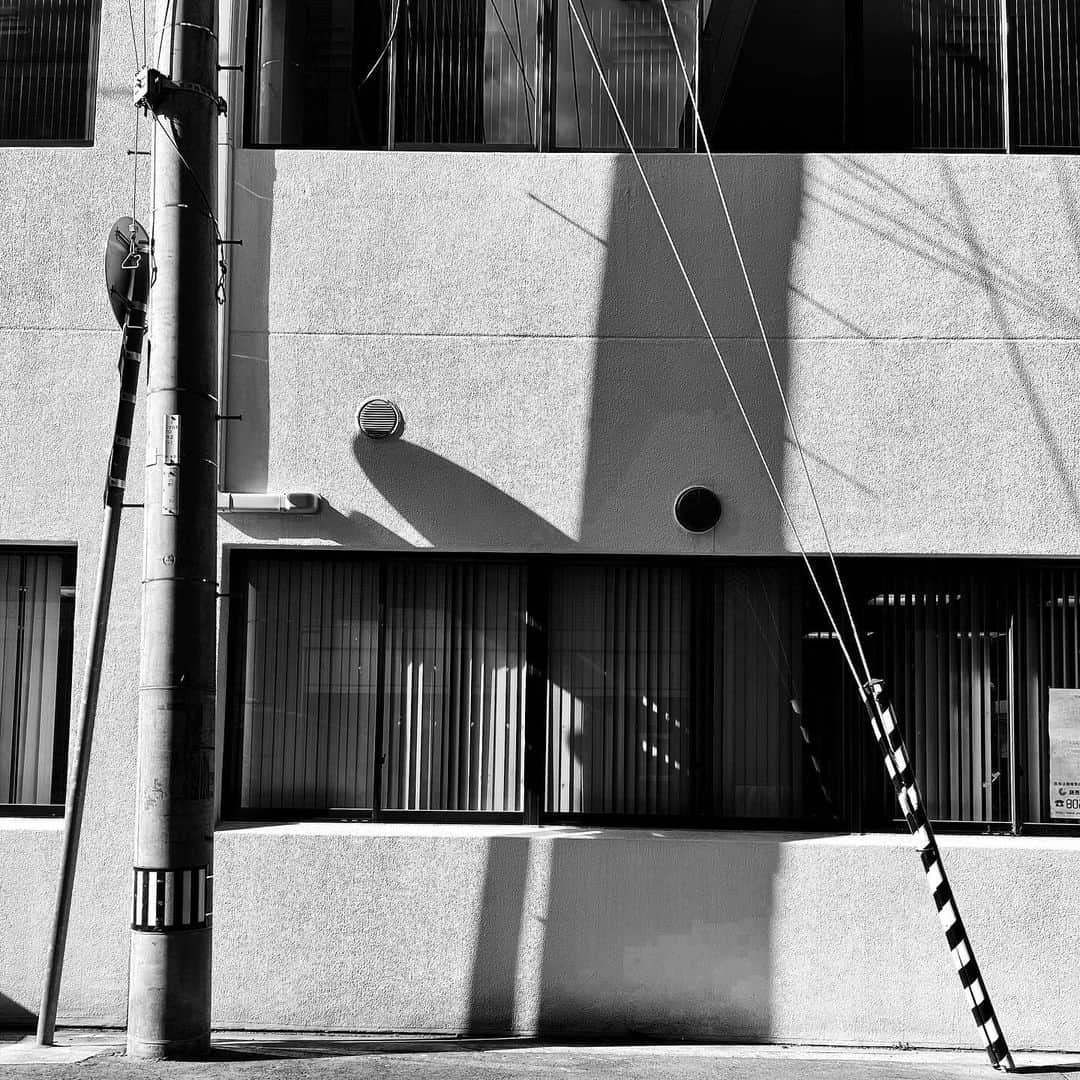 naotakeのインスタグラム：「壁 - A wall / iPhone 12 Pro Max & Snapseed, 20210105 . . コロナ対策の手綱さばきは、とてもとても難しいということが改めて分かる。 . . #spicollective #royalsnappingartists #infamous_family #rsa_main #infinity_photo_cult #jp_gallery_member #jp_gallery_bnw #trb_bnw #wp_bnw  #bnw_life #bnwlife_member #bnw_life_shots #bnw_captures #world_bnw #top_bnw #team_jp_ #team_jp_モノクロ #ig_energy_bw #ig_nihon #streetphotographybnw #igersjp #blackandwhite #bnw #bnwphoto #monochrome #bw #bnwphotography #ShotOniPhone #shotoniphone12promax」