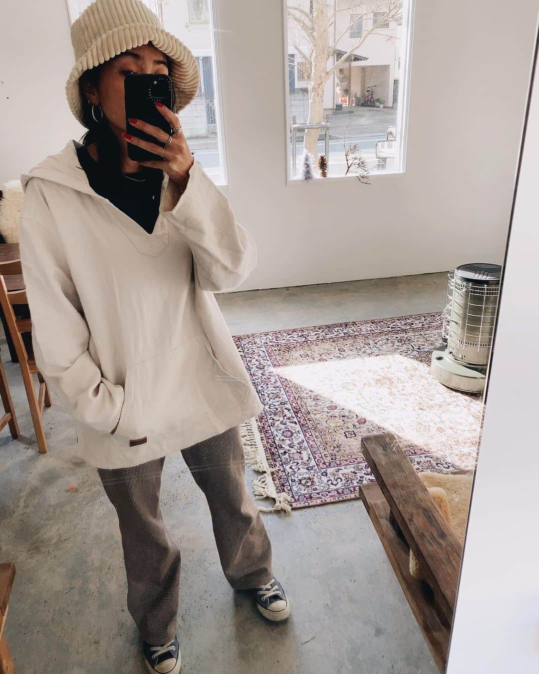 堀舞紀のインスタグラム：「🦷🦷🦷🦷 . . . . 古着のおじさんのパンツが 履きやすくて ダサくて お気に入り。 . . . トップスの メキシカンパーカーは @brixton の昔のやつです〜 . . . . . . #outfit #メキシカンパーカー #おじさん」
