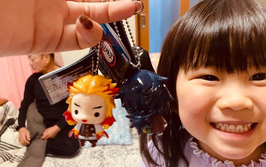 太陽チャンネルのインスタグラム：「今日からばしゃらん新学期～のはずが、 らんたまぶーが泣いて泣いて泣きすぎておしっこも出ないくらい泣いてどうしようもなかったのでばしゃだけ登園したよ😫 太陽と約束してたからくら寿司行って イオンでらんさまが鬼滅1発取り無双してくれた🤣👍 そしてBTSが何言ってるか全く分からないから ハングルの本買ってきた🤣 この1時間で～のやつほんとにわかりやすいらしい( ⚯̫ ) わたしはわたしのままで生きることにした も欲しい🥺」