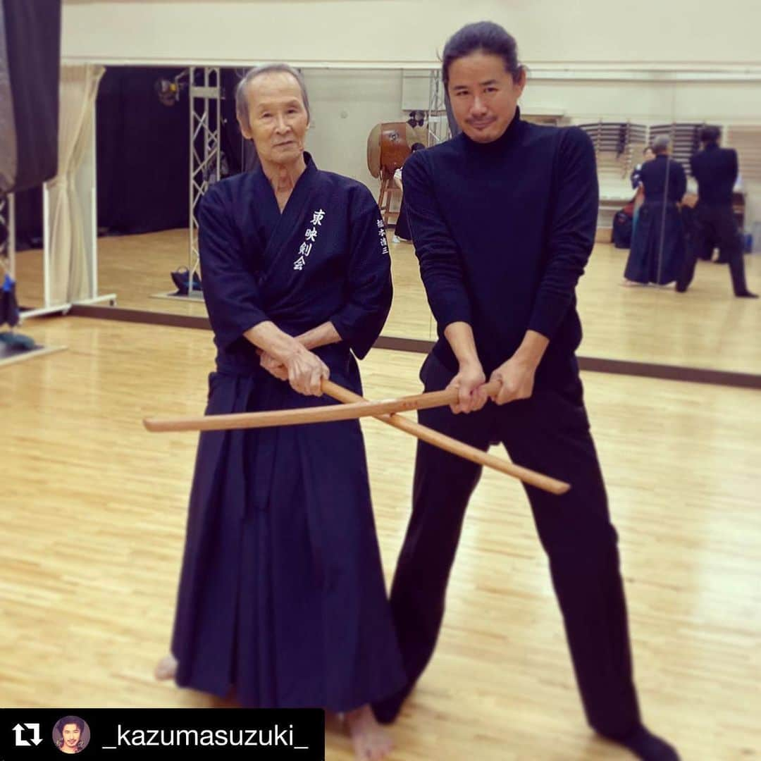 鈴木一真のインスタグラム：「RIP Mr. Fukumoto aka Sensei  福本清三さんが亡くなられました。いつも笑顔で優しい先輩でした。昨年は久しぶりにお会いできて嬉しかったです。多くの学びをありがとうございました。  どうぞ安らかに、、、  #Repost @_kazumasuzuki_ with @get_repost ・・・ 伍萬回、斬られた漢⚡️ 先生、いつもご指導ありがとうございます🙇‍♂️   I had a wonderful reunion with a legendary Samurai actor and was impressive⚡︎  #福本清三 #ラストサムライ #太秦ライムライト #トムクルーズ #落合賢 #山本千尋 #鈴木一真 #侍 #TheLastSamurai #UzumasaLimelight #TomCruise #KenOchiai #ChihiroYamamoto #SeizoFukumoto #KazumaSuzuki #Samurai」