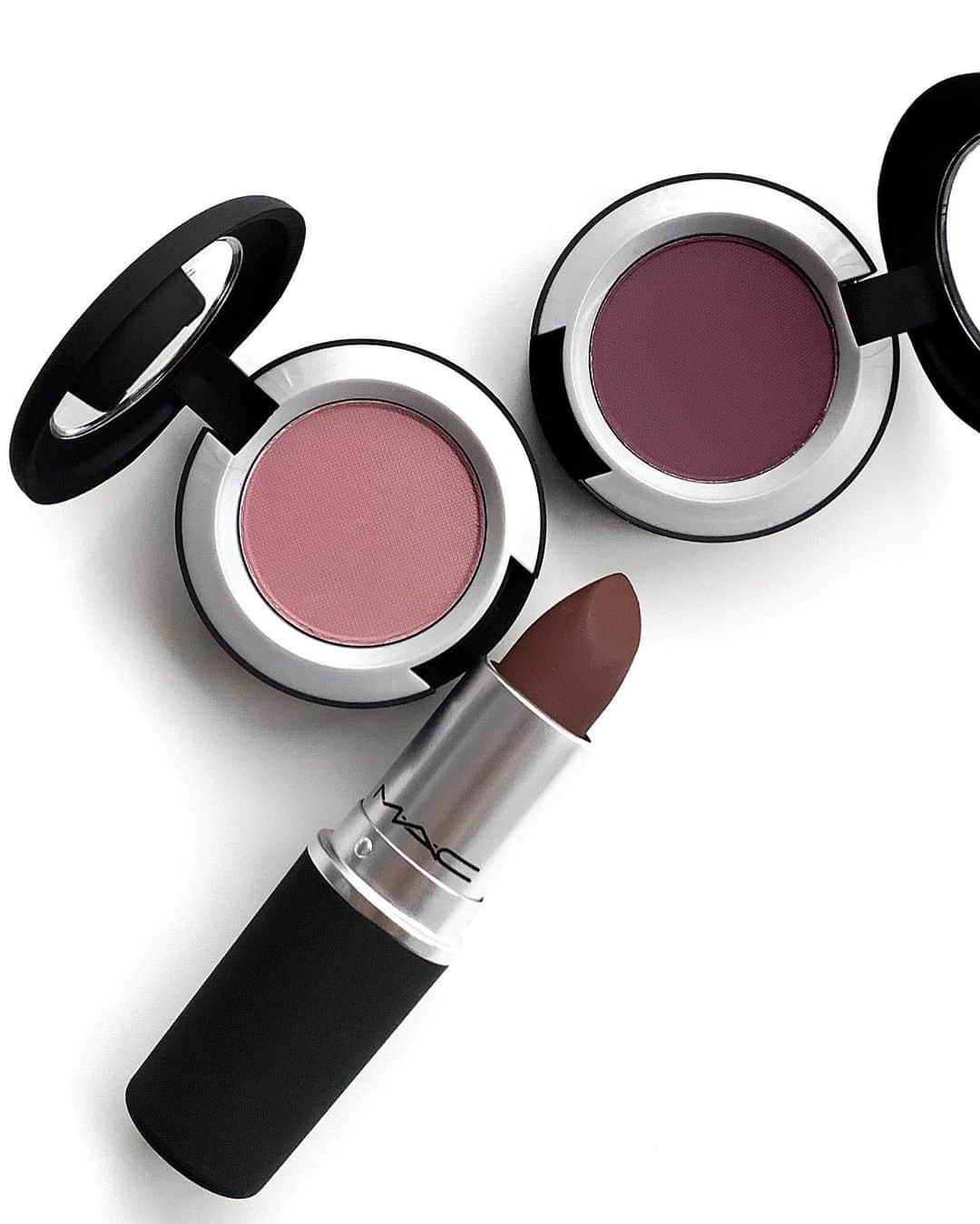 M∙A∙C Cosmetics Japanのインスタグラム：「パウダー キス アイシャドウ新色で透明感ラベンダーメイク🌸💭濃淡の違う2色を組み合わせることで、目もとの印象がアップ✨メイクルックは2枚目をチェック👉 ㅤ ＊EYES ☑️パウダー キス アイシャドウ/ ライプンド、 ピー フォー ポテント ＊LIPS ☑️パウダー キス リップスティック/ ターン トゥ ザ レフト ㅤ ＜全国のM･A･Cカウンター限定＞ 12/26(土)～、対象製品*をご購入で、 ミスト化粧水、クレンジングオイル、ストロボクリームの中からお好きなアイテムのデラックスサンプルをプレゼント🎁なくなり次第終了なので、お早めに✨ *対象製品 ・パウダー キス アイシャドウ（既存色含む） ・ダズル シャドウ ・ダズル シャドウ リキッド ・パウダー キス リキッド リップカラー(新色) ・パウダー キス リップスティック(新色) ㅤ #MACPowderkiss #MACパウダーキス」