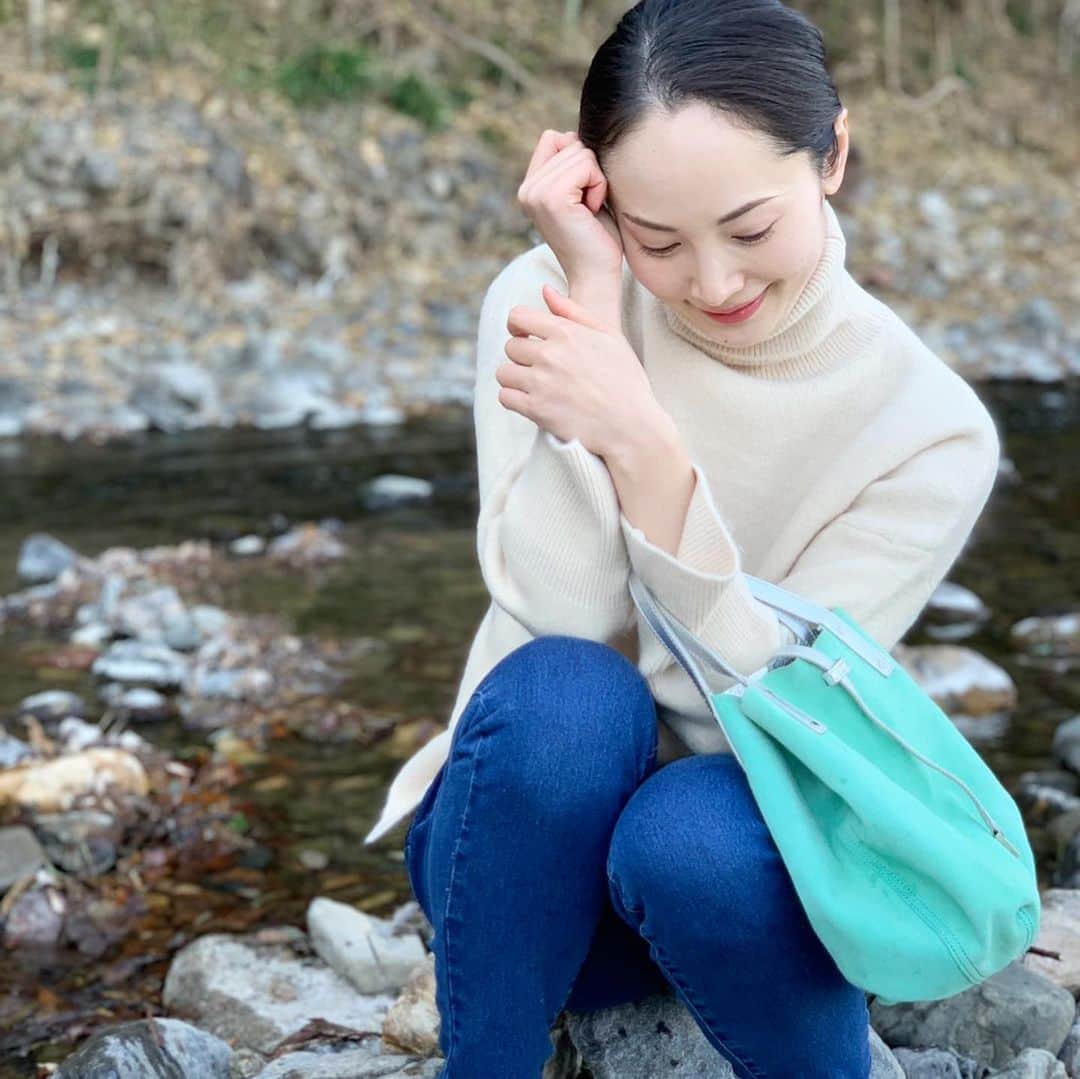 日高薫のインスタグラム：「娘ちゃんの冬休みももうすぐ終わりなので自然の中へ🌲🍃❄️ 川の水が冷たいとか色んな石見つけたり楽しめました😙💕 帰り道に寄った爆弾ハンバーグが久々美味し過ぎて身に染みました😂  #川 #川遊び #冬休み #お正月 #自然が好き #自然 #娘ちゃん #4歳」
