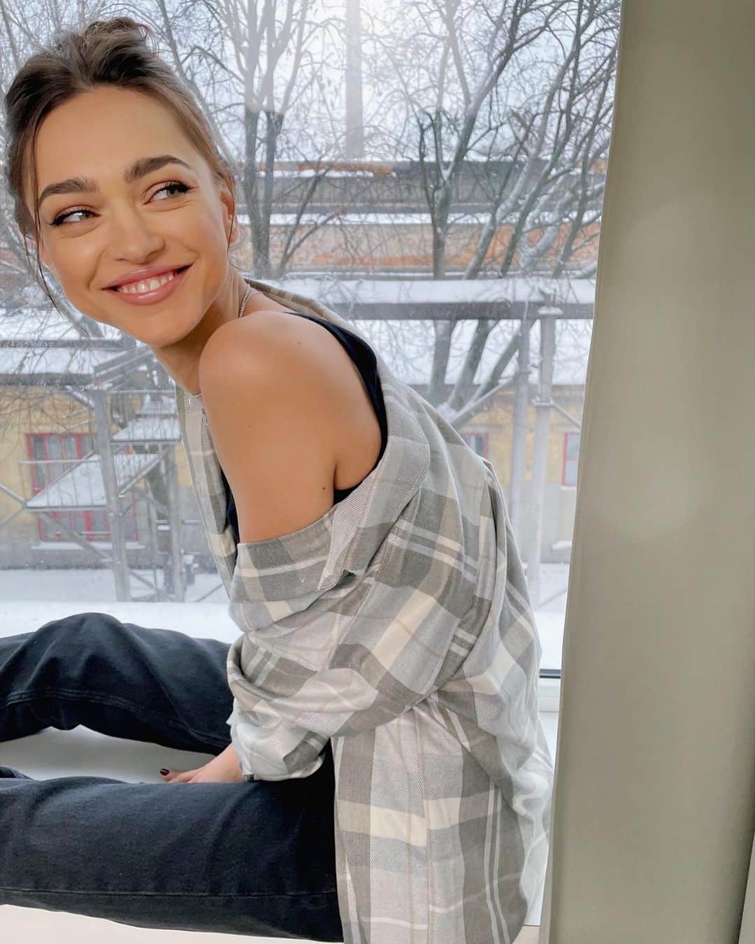 Zhenya Katavaのインスタグラム：「Звёзды поднимаются выше, свет уже не сводит с ума 🤍 Если ты меня не услышишь - значит, наступила зима...」