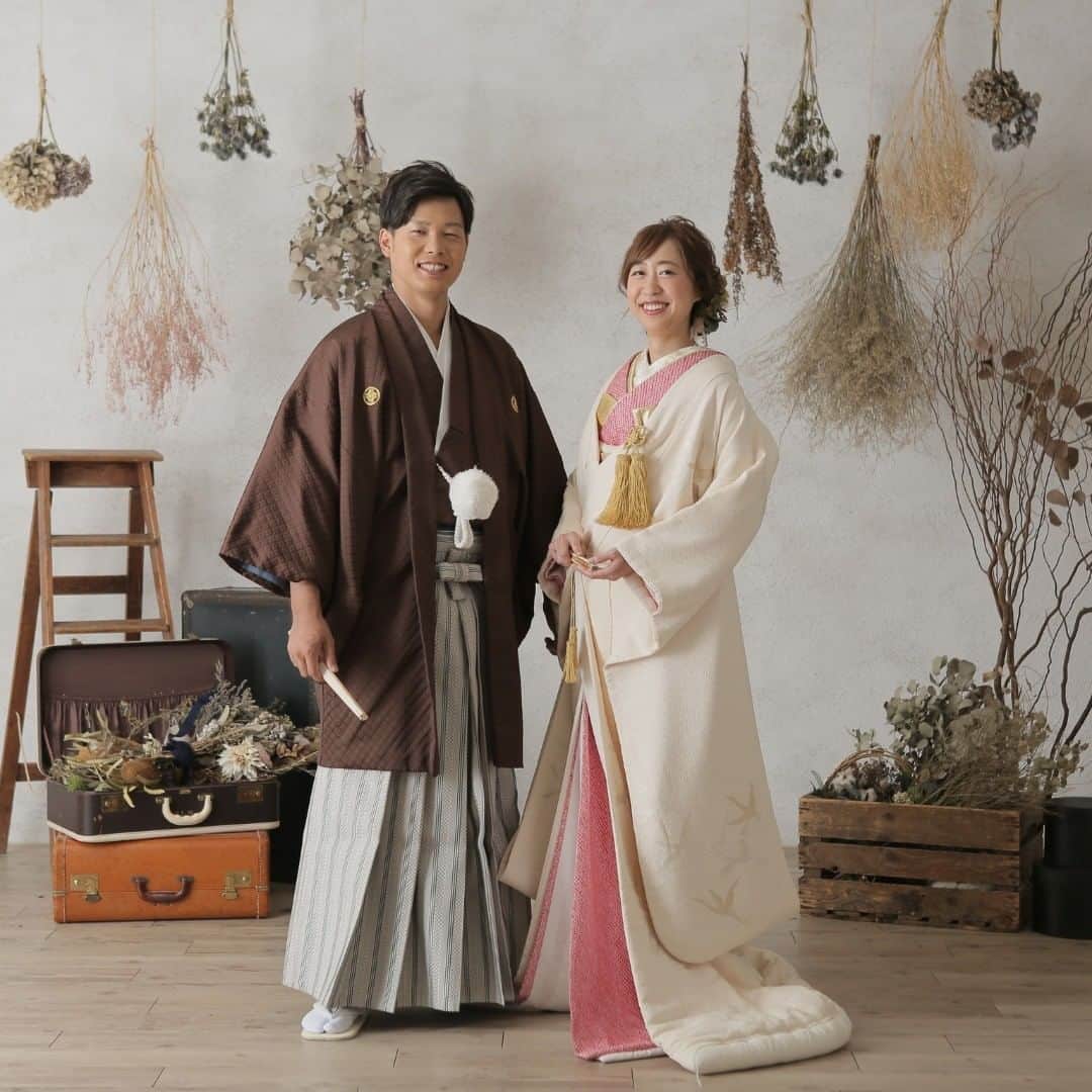 Wedding Park 公式さんのインスタグラム写真 - (Wedding Park 公式Instagram)「🎌新年あけましておめでとうございます🎌  こんばんは！ ウエディングパーク編集部です💁‍♀️  2021年も、結婚式準備の情報を 沢山お届けし皆さんのお役に立てますよう 頑張りますので、 どうぞよろしくお願いします♡  今回は、お正月にぴったりな 和装ショット特集🎍 参考にしていただけますと嬉しいです💐  ーーーーー #和装ショット #和婚 #和装前撮り #正座ショット #プレ花嫁 #式場探し #2021婚 #2021冬婚 #2021春婚 #日本中のプレ花嫁さんと繋がりたい #結婚式 #結婚式準備 #結婚準備 #プロポーズ #ウエパ #ウエディングパーク #ハナレポ #ベストハナレポ ーーーーー」1月4日 18時37分 - weddingpark