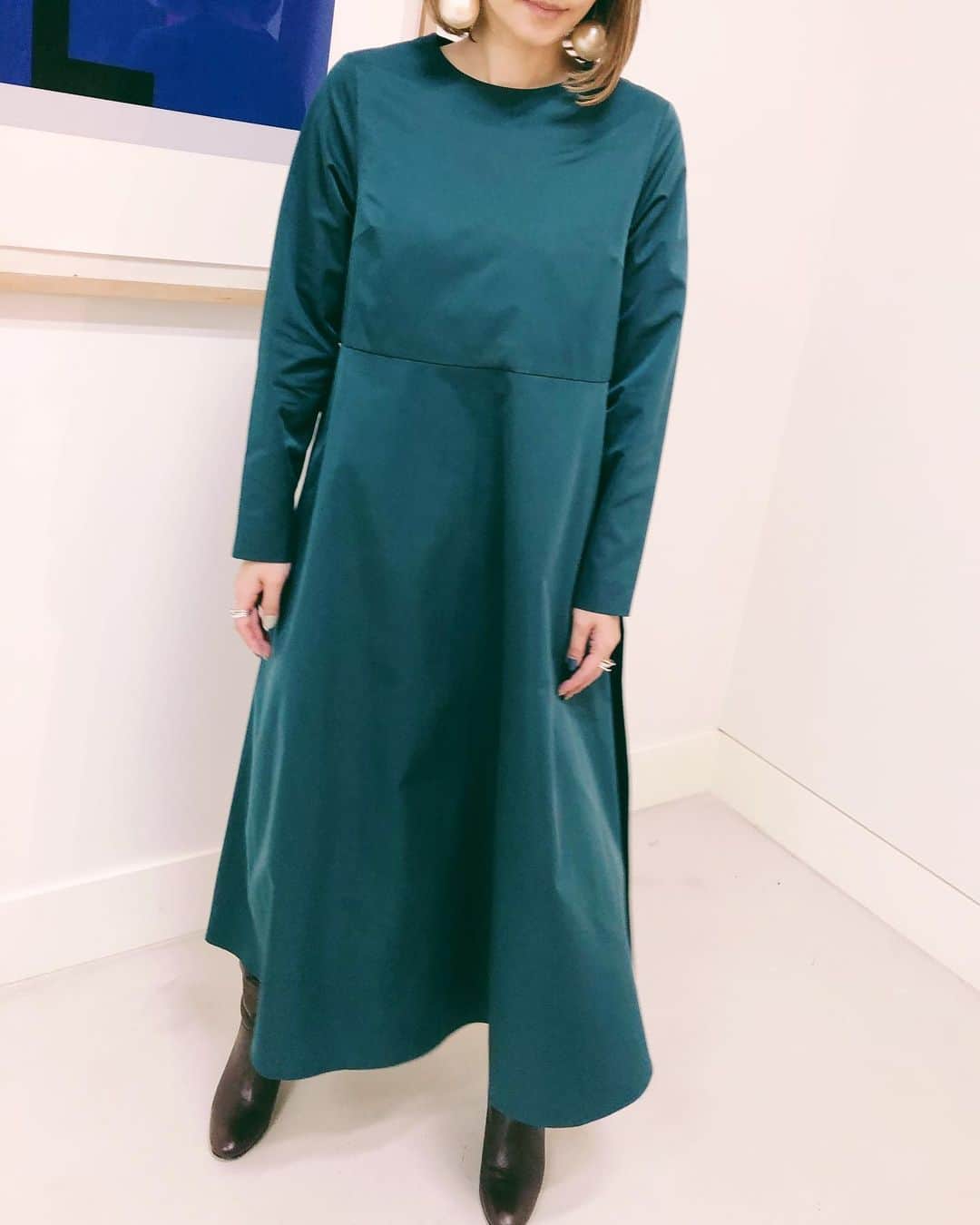 カロリナグレイサーバイシェリールさんのインスタグラム写真 - (カロリナグレイサーバイシェリールInstagram)「* * 20AW COLLECTION バック2枚仕立てロングワンピース * * #carolinaglaser #beams #カロリナグレイサー #ビームス #大人可愛い#ロングワンピース #コットンパールピアス」1月4日 18時42分 - carolina_glaser