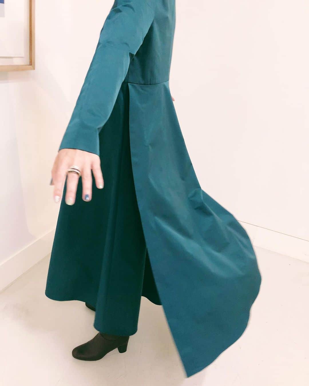 カロリナグレイサーバイシェリールさんのインスタグラム写真 - (カロリナグレイサーバイシェリールInstagram)「* * 20AW COLLECTION バック2枚仕立てロングワンピース * * #carolinaglaser #beams #カロリナグレイサー #ビームス #大人可愛い#ロングワンピース #コットンパールピアス」1月4日 18時42分 - carolina_glaser