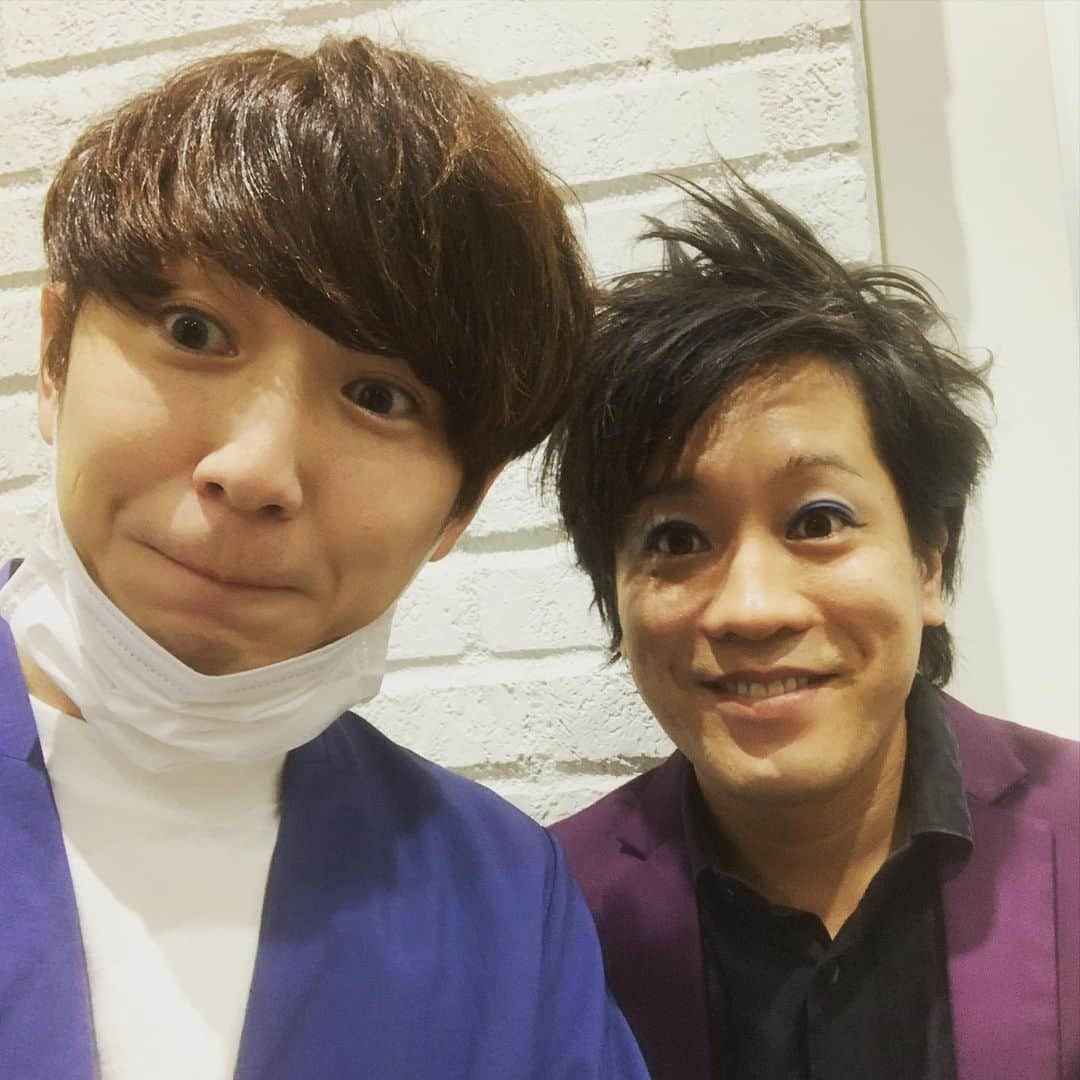 小野竜輔さんのインスタグラム写真 - (小野竜輔Instagram)「ぺこぱの2人がおもしろ荘の収録の時声かけてくれてめちゃくちゃ安心したなぁ。同郷の松陰寺兄やんとの1枚。  #おもしろ荘#ぺこぱ#松陰寺太勇」1月4日 18時44分 - onodora0813