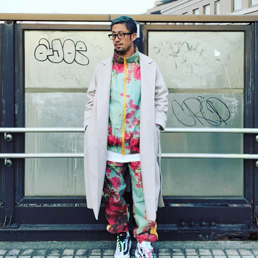 のインスタグラム：「この日は、 @drewhouse  のセットアップに、 @doublestandardclothing_him  のウールのコートを👱🏽‍♂️ ファッションって年齢軸じゃなくて、 テイスト軸っ！！ ってのが持論ですけど、 ストリートをどう大人に？luxuryに着るか？も、自分のスタイリングの持論と言うか？テーマだったりしますっ！👱🏽‍♂✨✨✨️💪🏽 #ディスカステンション  #tokyo #japan #today #fashion #ファッション #持論 #drewhouse #justinbieber #dhim #nike #airmax95 #ストリートスタイル #メンズスタイル #メンズファッション #トレンドコーデ #東京」