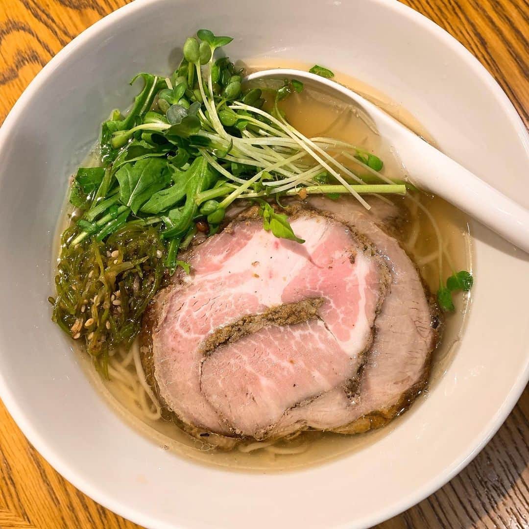華月咲（さーちゃん）のインスタグラム：「🍜 #サマル #淡麗塩ラーメン ¥850 恵比寿駅より徒歩３分。 ＊ 大人気のスペインバル #サカナバル が ランチ限定でラーメン屋さんに🍜 無化調なのに味にしっかり満足感あって 何よりチャーシューが美味すぎた🐷✨ 味変アイテムまで豪華。タプナード様。 スープ飲んで口拭いて、またスープ系。笑 止まらなかったなぁ。良いお店見つけた💓 ＊ 色々な業界からの視点、技法で作られる ラーメンってめちゃくちゃ楽しい！！！ 今度は白しょうゆ試いただくぞい(｡☌ᴗ☌｡)✌️ ・ ・ #japan #tokyo #ebisu #ramen  #samaru #東京 #恵比寿 #恵比寿グルメ #東京ラーメン #恵比寿ラーメン #無化調ラーメン #塩ラーメン #ラーメン #ラーメン女子 #ラーメン部関東 #ラーメン倶楽部 #ラーメン部 #麺スタグラマー #麺スタグラム #ラーメン好きと繋がりたい #ラーメンパトロール」