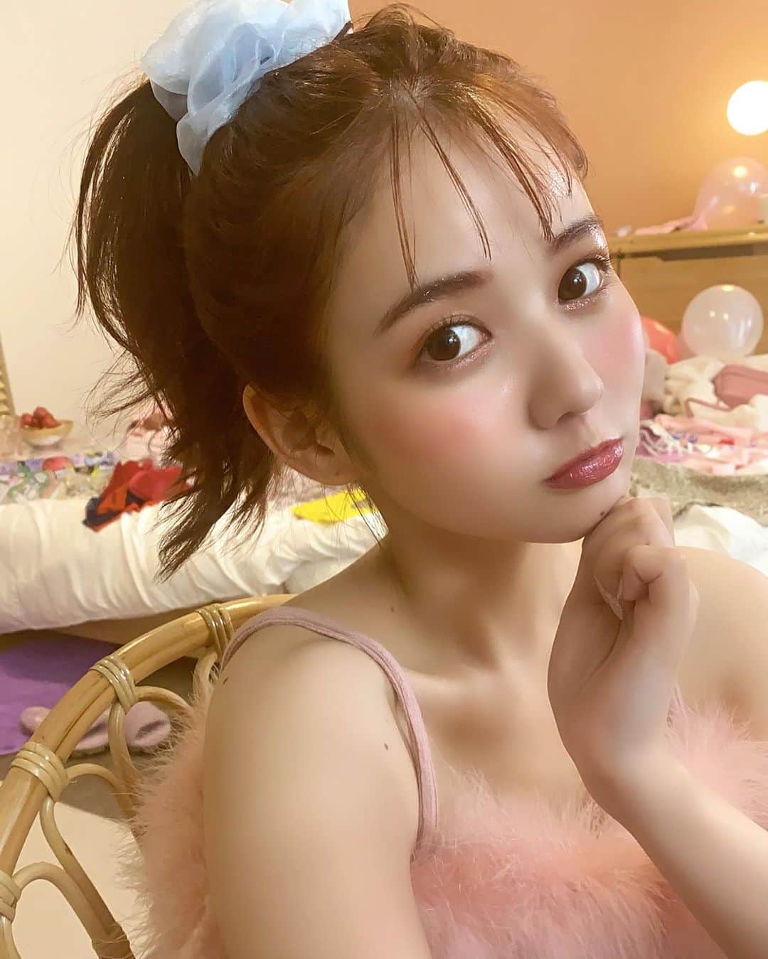 高橋有紀のインスタグラム：「ノアちゃんの2ndシングル『ONE LOOM LOVE』ビジュアルとMVヘアメイク担当させてもらいました💫きらきら この曲可愛くて頭に残って良く口ずさんでます！サビの振りも可愛い♡ 曲作れるってすごいなと思っています👏 #osakana_yuki #佐藤ノア2ndソロ曲」