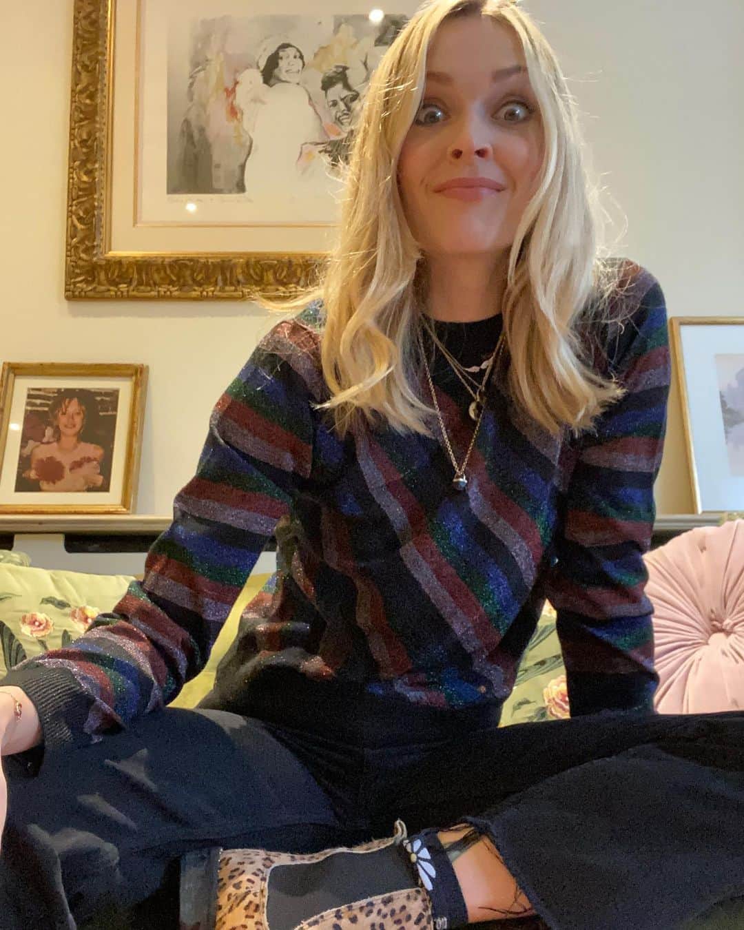 ファーン・コットンのインスタグラム：「I’m actually dressed and wearing shoes rather than wellies/slippers and have washed my hair. Motivation still quite low but I’m up for a gear change. Off to do some filming for #SpeakYourTruth my book out on the 7th. ❤️」