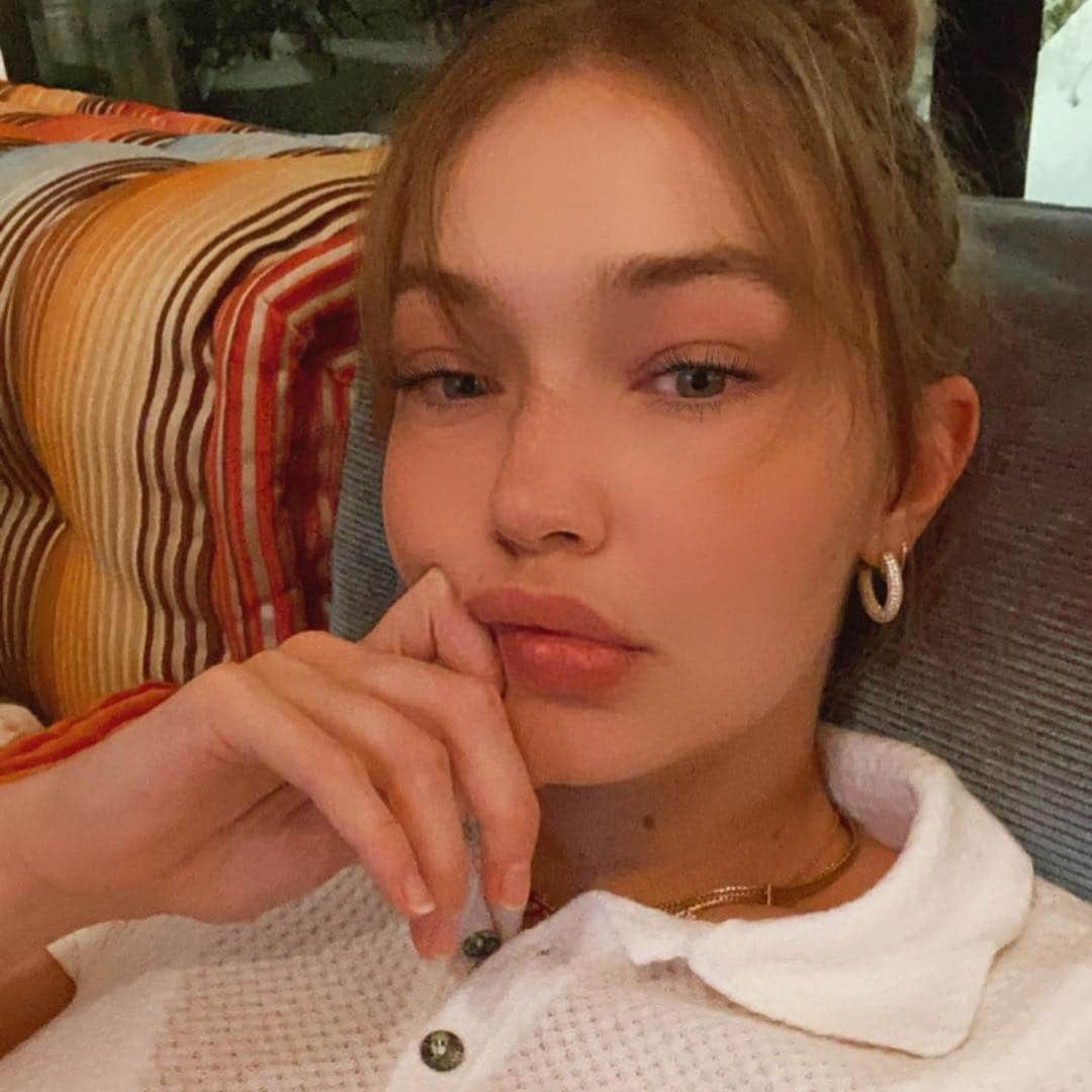 Blonde Saladさんのインスタグラム写真 - (Blonde SaladInstagram)「"Bored in da house" never gets out of fashion💥 #theblondesalad #gigihadid #itgirl #beauty @gigihadid」1月4日 18時51分 - theblondesalad