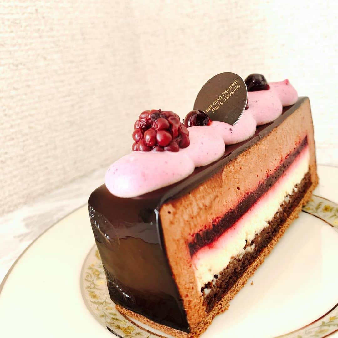 甘さんのインスタグラム写真 - (甘Instagram)「* 【ラベンダー香るカシスチョコ度:★★★★★】 お店: patisserie Paris S'eveille スイーツ:ミストラル * 食べて美味しいカシスとチョコの組み合わせです。ただカシスとチョコだけでなく、ラベンダーが少し香るところが普通のケーキと違います * ちょうど白く見える部分がラベンダーのババロアになります。香りは強くなく、ふわっと香る程度。 * ビターなチョコと、カシスの酸味、そしてふわっと香るラベンダーで少し大人なチョコレートケーキでした * #パリセヴェイユ #ミストラル #チョコレート #カシス #ラベンダー #スイーツ #デザート #ケーキ #スイーツ部 #あまいもの #sweets #cake #cakes #cakestagram #dessert #スイーツ男子 #カフェ #カフェ部 #cafe #スイーツ巡り #instasweet #스위트 #sweetslover #スイーツテロ #美味しい #おいしい #retrip_gourmet」1月4日 18時51分 - sweet_ama1113