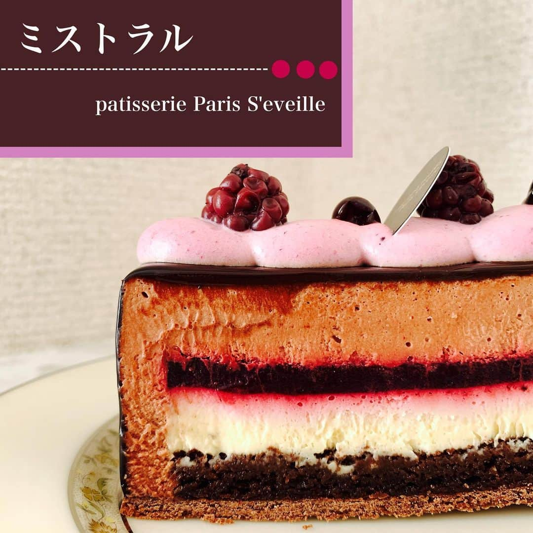 甘のインスタグラム：「* 【ラベンダー香るカシスチョコ度:★★★★★】 お店: patisserie Paris S'eveille スイーツ:ミストラル * 食べて美味しいカシスとチョコの組み合わせです。ただカシスとチョコだけでなく、ラベンダーが少し香るところが普通のケーキと違います * ちょうど白く見える部分がラベンダーのババロアになります。香りは強くなく、ふわっと香る程度。 * ビターなチョコと、カシスの酸味、そしてふわっと香るラベンダーで少し大人なチョコレートケーキでした * #パリセヴェイユ #ミストラル #チョコレート #カシス #ラベンダー #スイーツ #デザート #ケーキ #スイーツ部 #あまいもの #sweets #cake #cakes #cakestagram #dessert #スイーツ男子 #カフェ #カフェ部 #cafe #スイーツ巡り #instasweet #스위트 #sweetslover #スイーツテロ #美味しい #おいしい #retrip_gourmet」