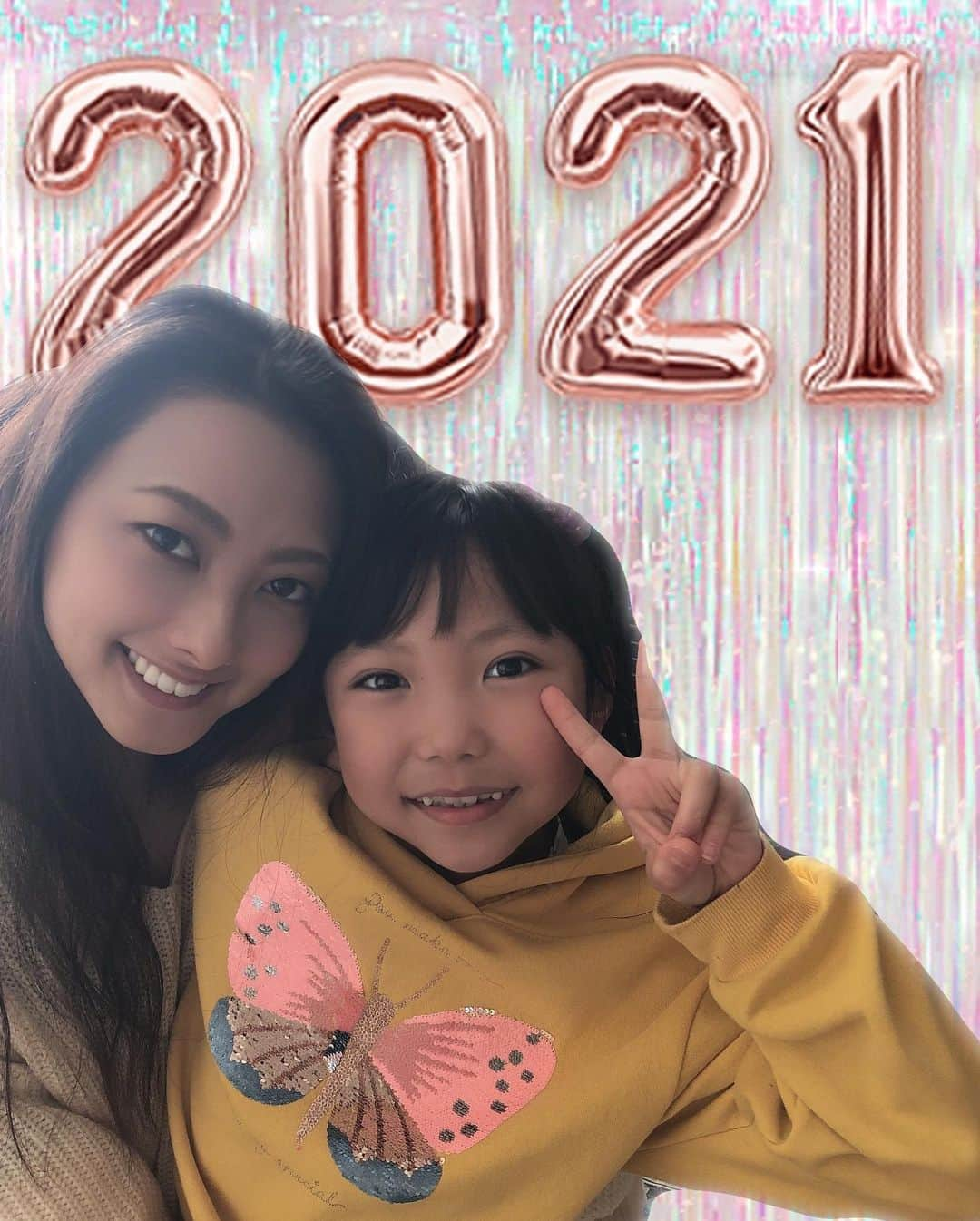 鈴木蛍さんのインスタグラム写真 - (鈴木蛍Instagram)「2021年になりました🎍 今年の年越しもPCR検査を受け何とか実家で過ごせました✨ でも、マロンが居ないのがこんなにも寂しいのかと更に実感もしました😢  昨年は世界中も個人的にも大変でツラい事も多く、なんとか乗り切った一年でした。。。 2021年はHappyな事が多い年になりますように🥺  今年もよろしくお願いします❗️ #新年のご挨拶 #士別 #実家 #家族時間 #年越し #2021」1月4日 18時51分 - jphotaru