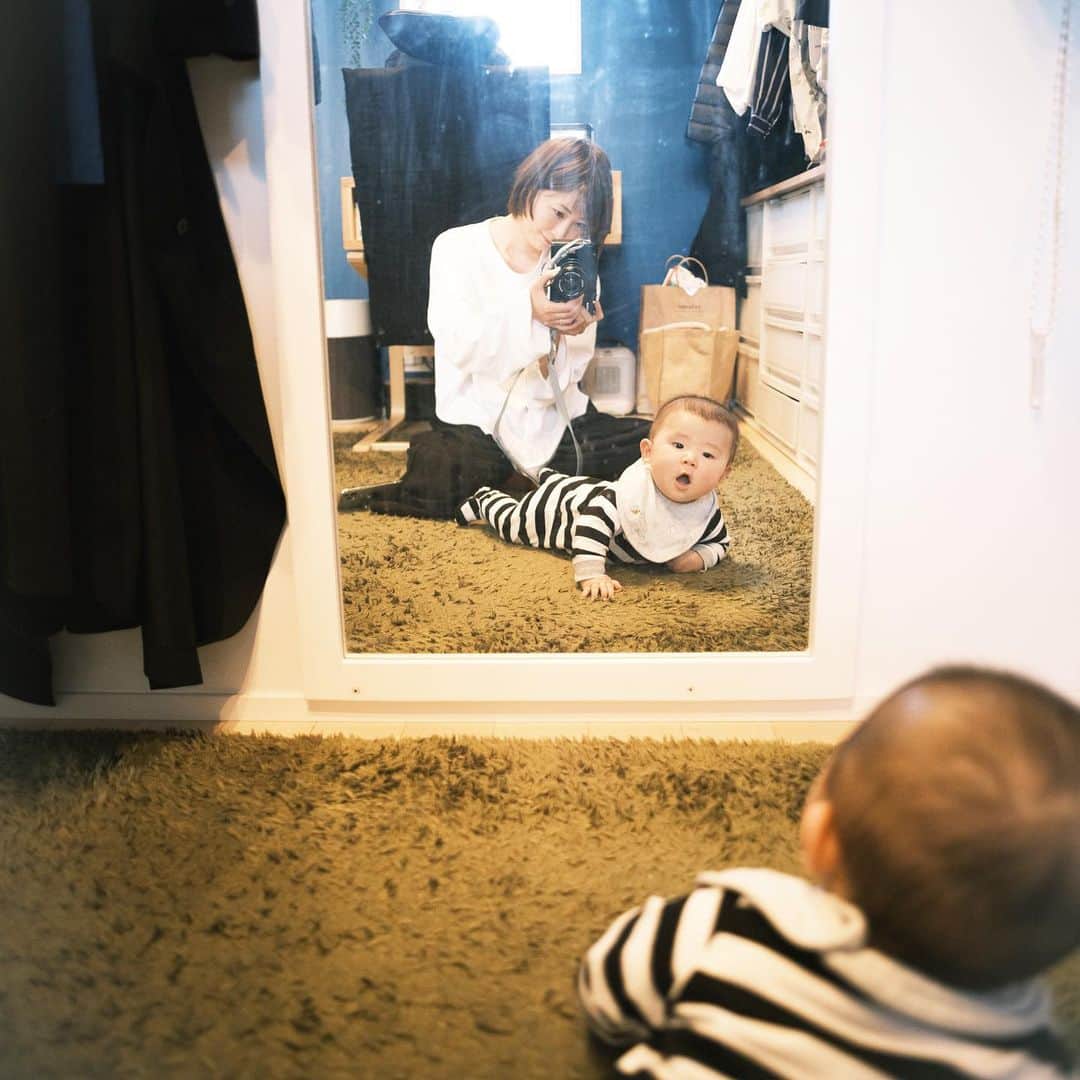 sorayuchiさんのインスタグラム写真 - (sorayuchiInstagram)「・ クローゼットに息子を連れて洗濯物をなおしに行ったら、鏡に興味津々で可愛かった。突然くるシャッターチャンスに生活感と鏡の汚さが写し出されてしまった。w  ところで『洗濯物をなおす』って言い方は関西弁らしいですね😎」1月4日 18時53分 - sorayuchi