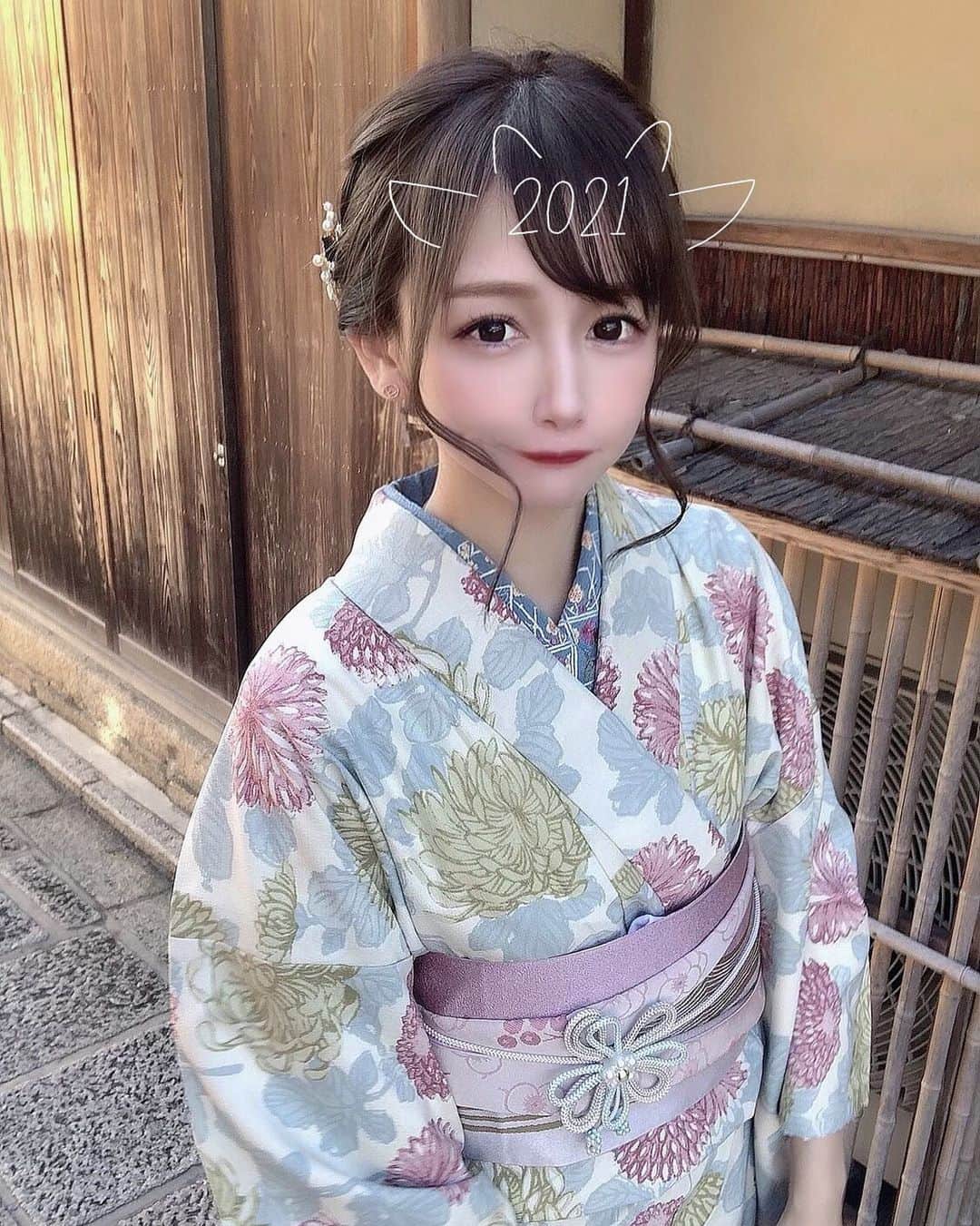 yuu__aaaのインスタグラム：「. . 皆さま あけましておめでとうございます！！ . 今年もどうぞ宜しくお願いします❤︎！ . . #2021 #あけましておめでとうございます #あけおめ #happynewyear #着物」