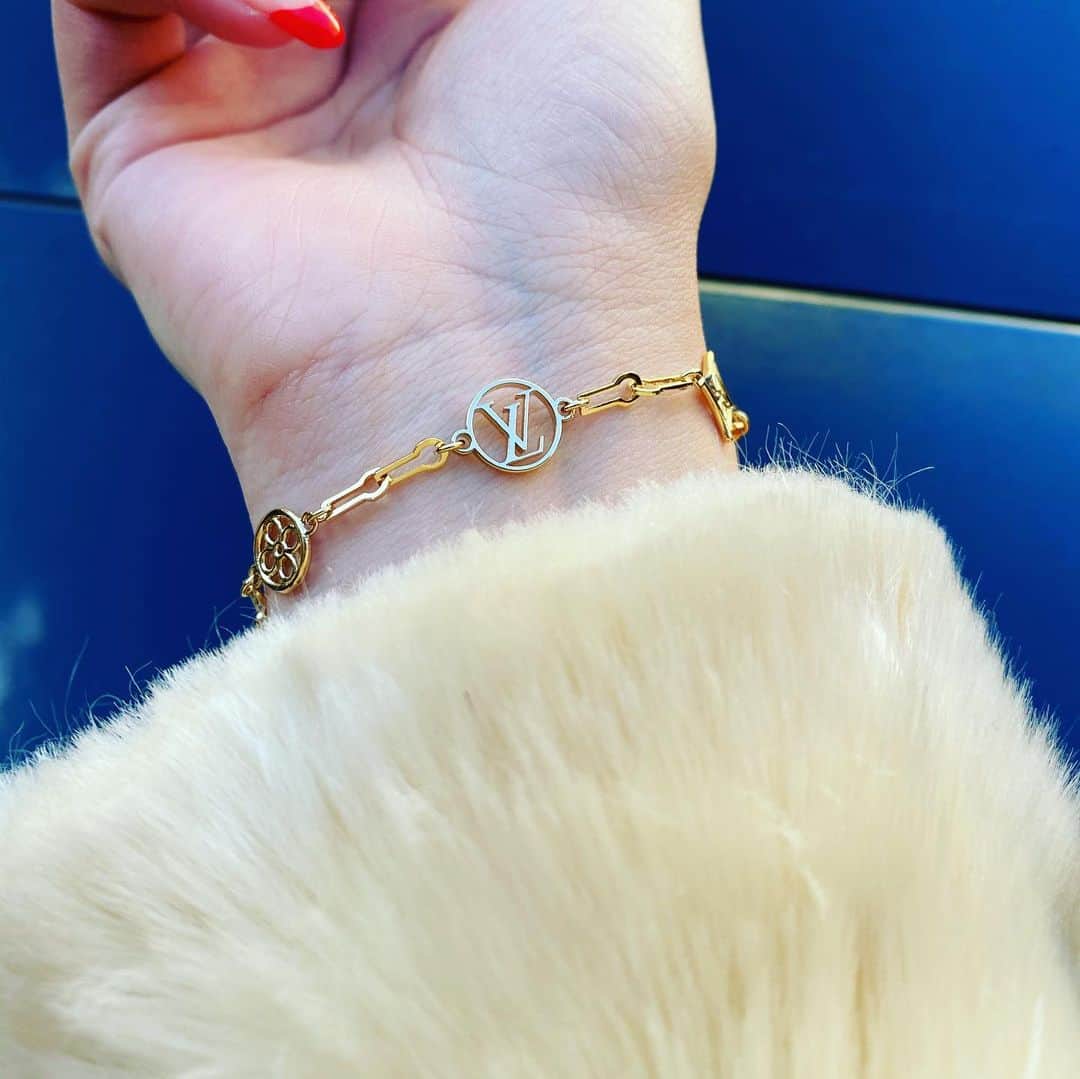 のインスタグラム：「欲しかったブレスレット買って頂いた🥺💎✨  大切に使います😭💖 そーまいつもいつも本間にありがとう🎀  #プレゼント #ルイヴィトン #ブレスレット #デートコーデ」