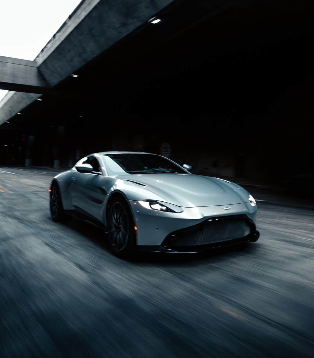 のインスタグラム：「Vantage – it deserves to be driven.  📸@moliverallen  #AstonMartin #Vantage」