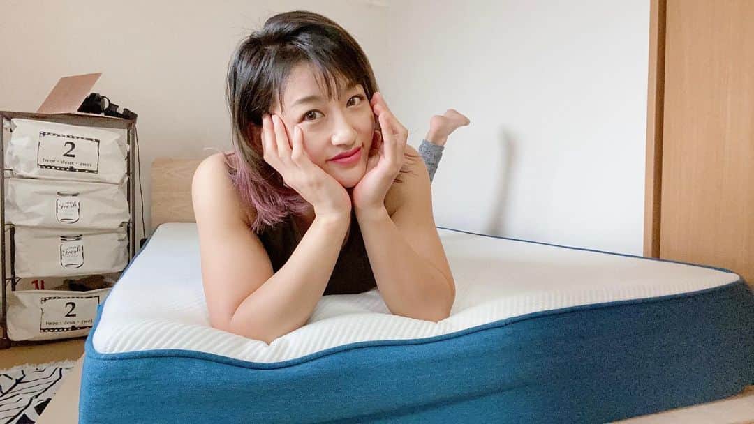 杉山しずかのインスタグラム：「コアラマットレス！  新しい年も、コアラマットレスで過ごしてます！✨ 人生の1/3は睡眠が占めているから、本当に寝具は大切にしています！ コアラマットレスにしてから本当に身体が調子いいです！  自分は、横になったら身体が浮いてるみたいでしっかり支えられている感覚があります！  期間限定で1/4-1/17 NEW YEAR SALEで全品15%off です！ (他クーポンの併用はできません)  トライアル期間もあるのでぜひ試して欲しいです！  #コアラマットレス #ad @koala.jp」