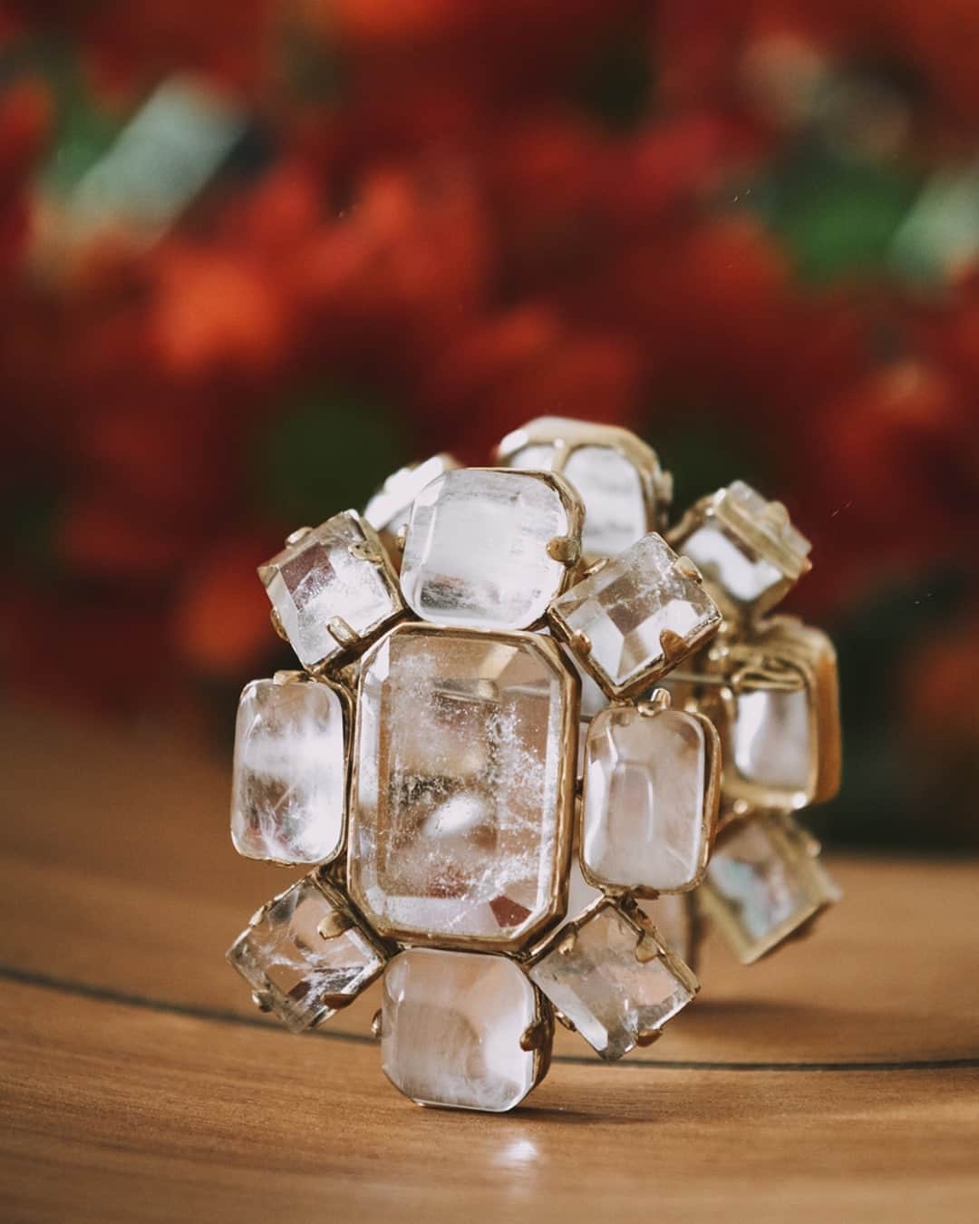 グーセンス パリのインスタグラム：「STONE brooch. . . 📷 by @alix.marnat」